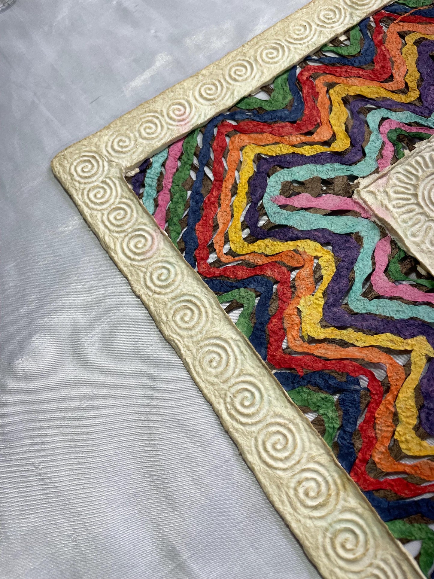 Arte Mural Mexicano en Papel Amate Teñido con Bordado de Tenango Hecho a Mano- XXL 47.2 in x 23.6 in-Arte Otomí Moderno (SIN MARCO)