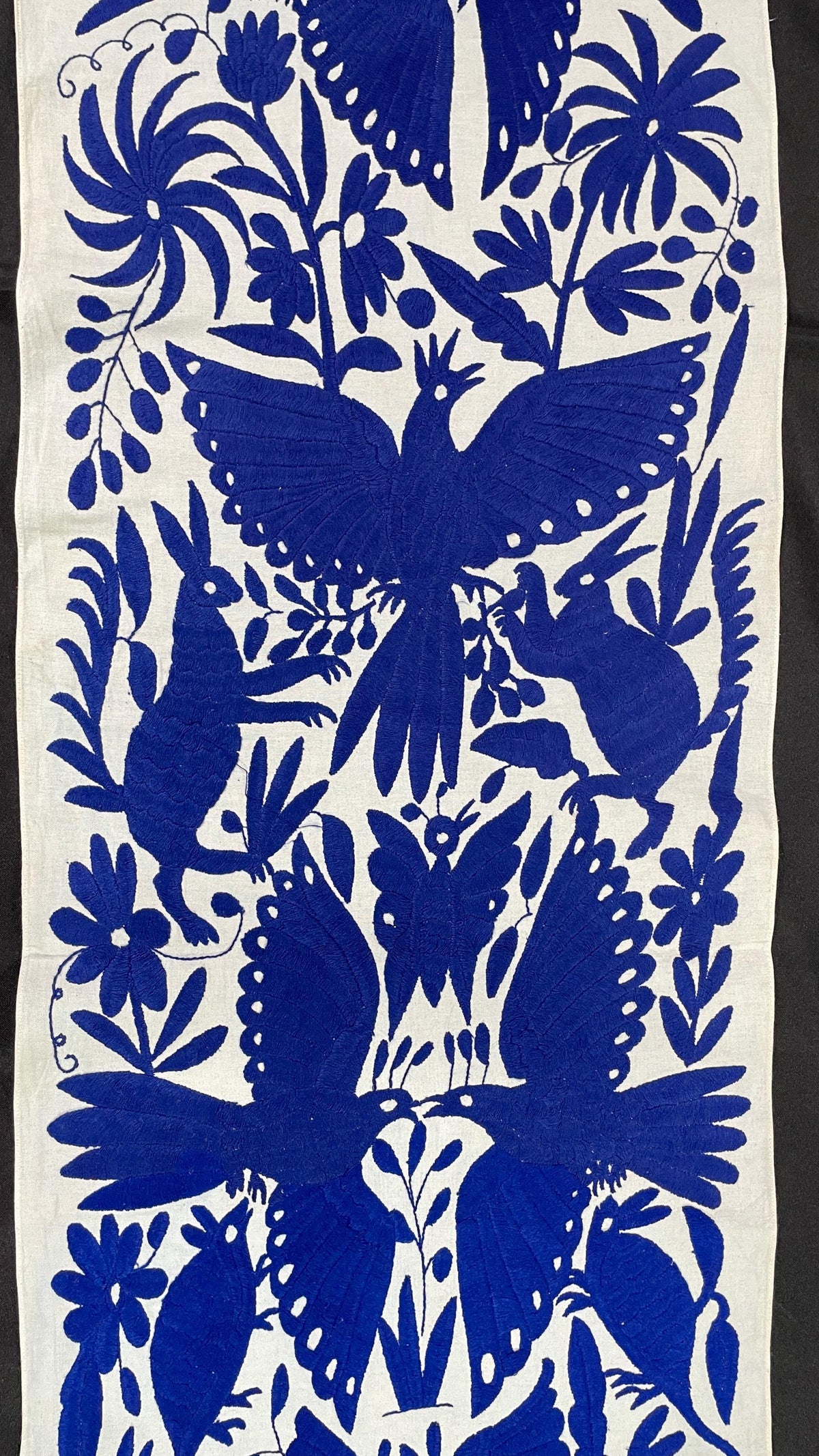 Enorme Bordado Tenango Hecho a Mano en Color Azul-Tapizado Otomi XXL 189 cm x 43 cm (SIN MARCO)