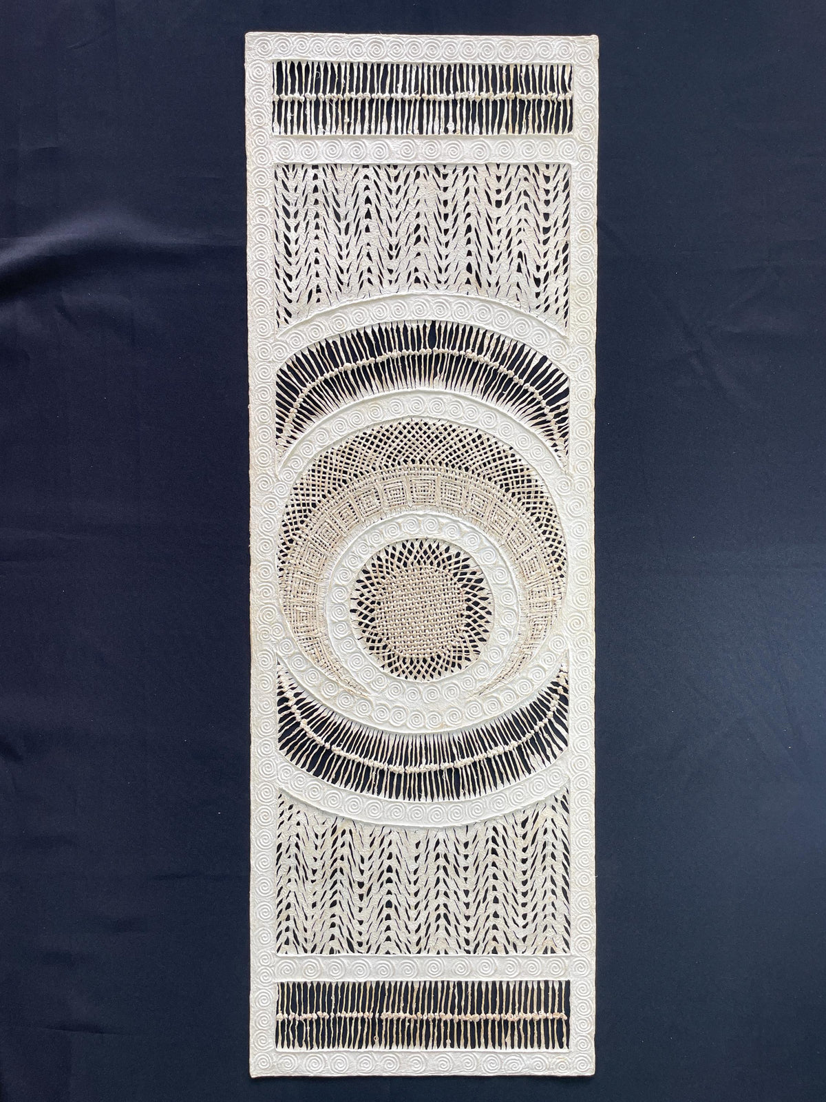 Arte mural hecho a Mano en Papel Amate- Medallón Otomi, Arte Mexicano Moderno 120 x 40 cm (47.2 x 15.7) — Amate blanco natural — Sin Marco