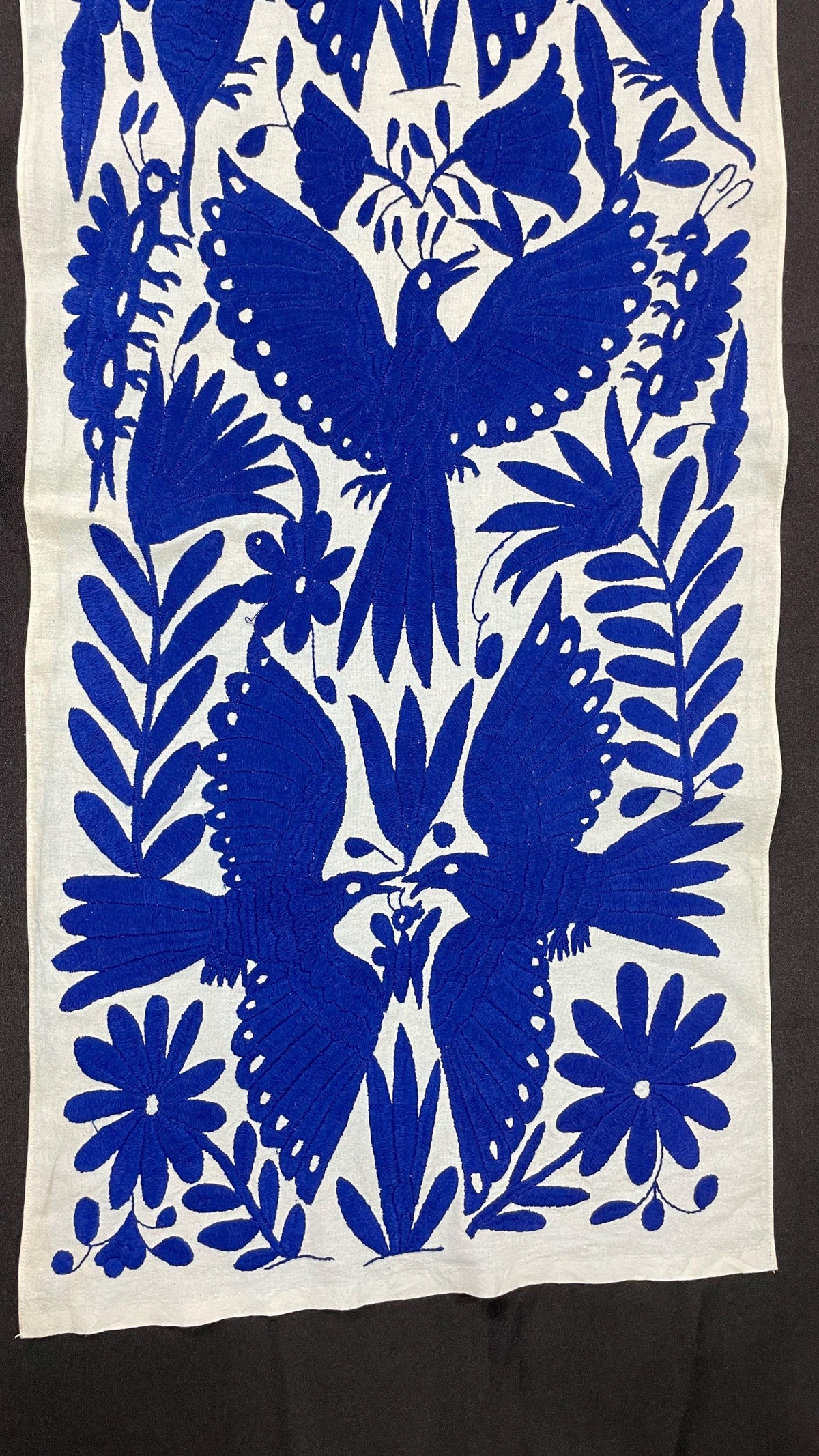 Enorme Bordado Tenango Hecho a Mano en Color Azul-Tapizado Otomi XXL 189 cm x 43 cm (SIN MARCO)