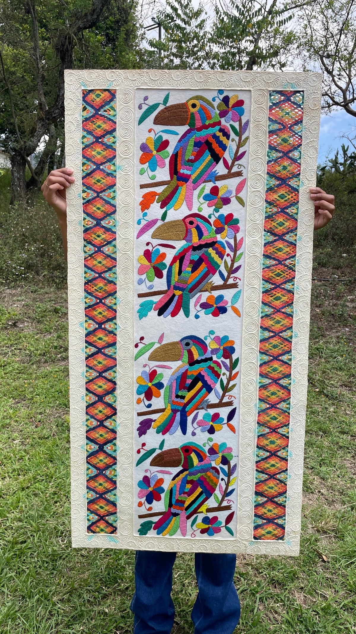 Arte Mural Mexicano en Papel Amate  y Bordado Tenango Hecho a Mano-Arte Otomi Moderno Teñido XXL 42.7 in x 23.6 in (SIN MARCO)