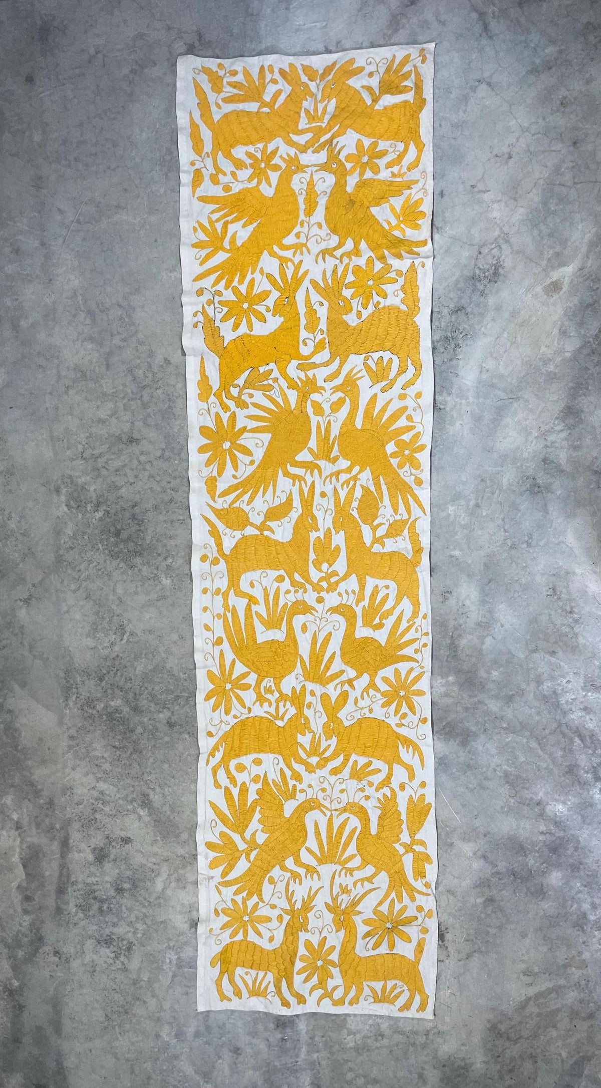 Bordado Tenango Hecho a Mano en Color Amarillo, Camino de Mesa/Tapizado Otomi XXL 178 cm x 46 cm