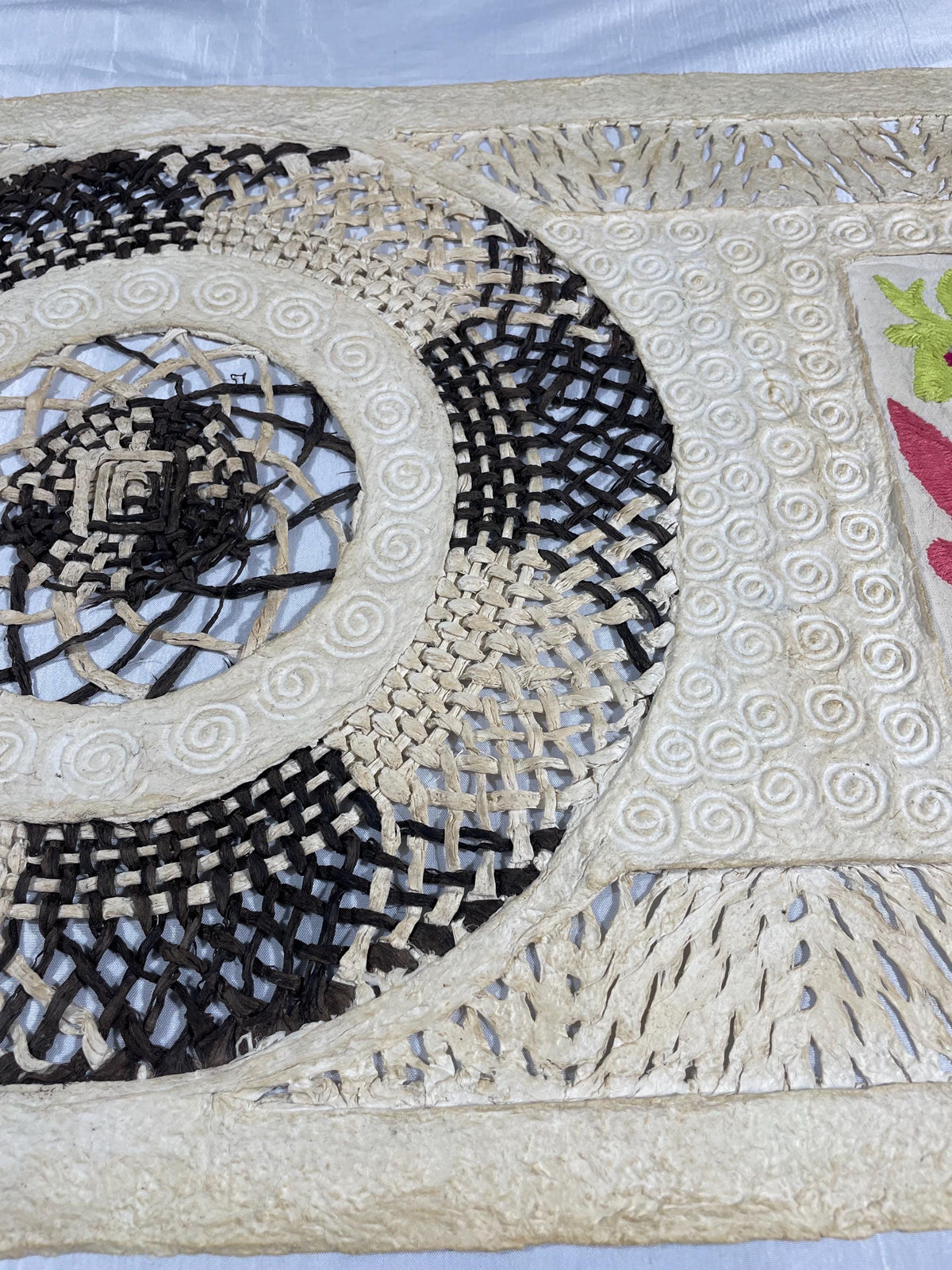 Arte Mural Mexicano en Papel Amate con Bordado de Tenango Hecho a Mano- 120 cm x 40 cm-Arte Bordado Otomí Moderno (SIN MARCO)