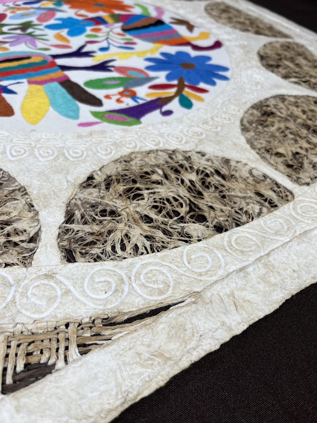 Arte Mural Mexicano Moderno en Papel Amate Hecho a Mano con Bordado Tenango XL de 31.4 in x 31.4 Pulgadas-Arte Otomi Moderno (SIN MARCO)