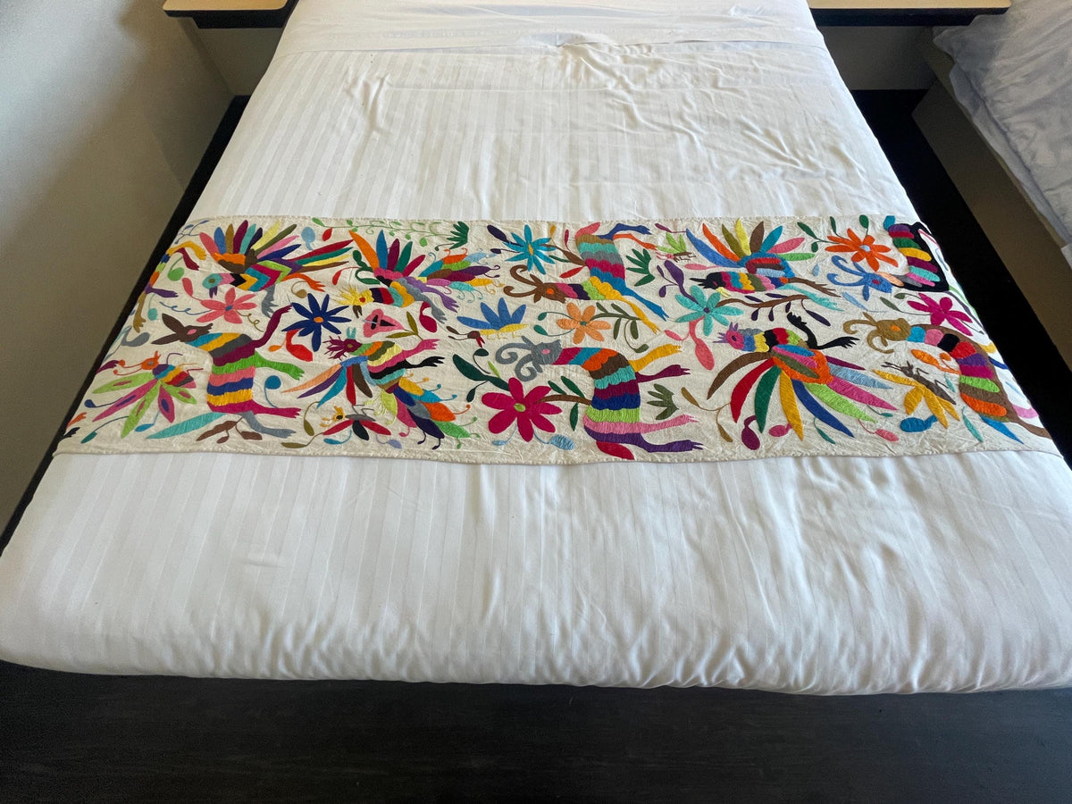 Tapizado Otomi Hecho y Bordado a Mano en Multicolor-Tapizados Tenangos/Camino de Mesa  XXL 182 cm x 44 cm
