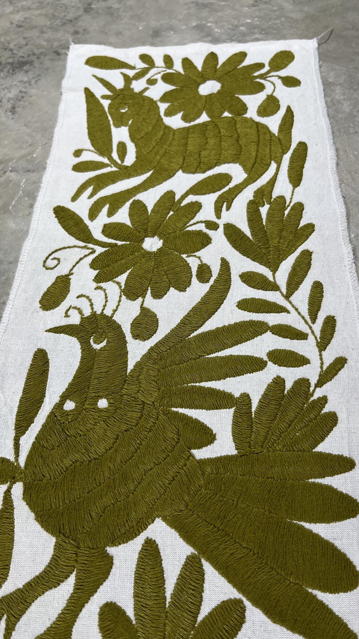 Bordado Otomi Hecho a Mano en Verde Olivo, Comino de Mesa, Tenango Decorativo XXL 192 cm x 22 cm