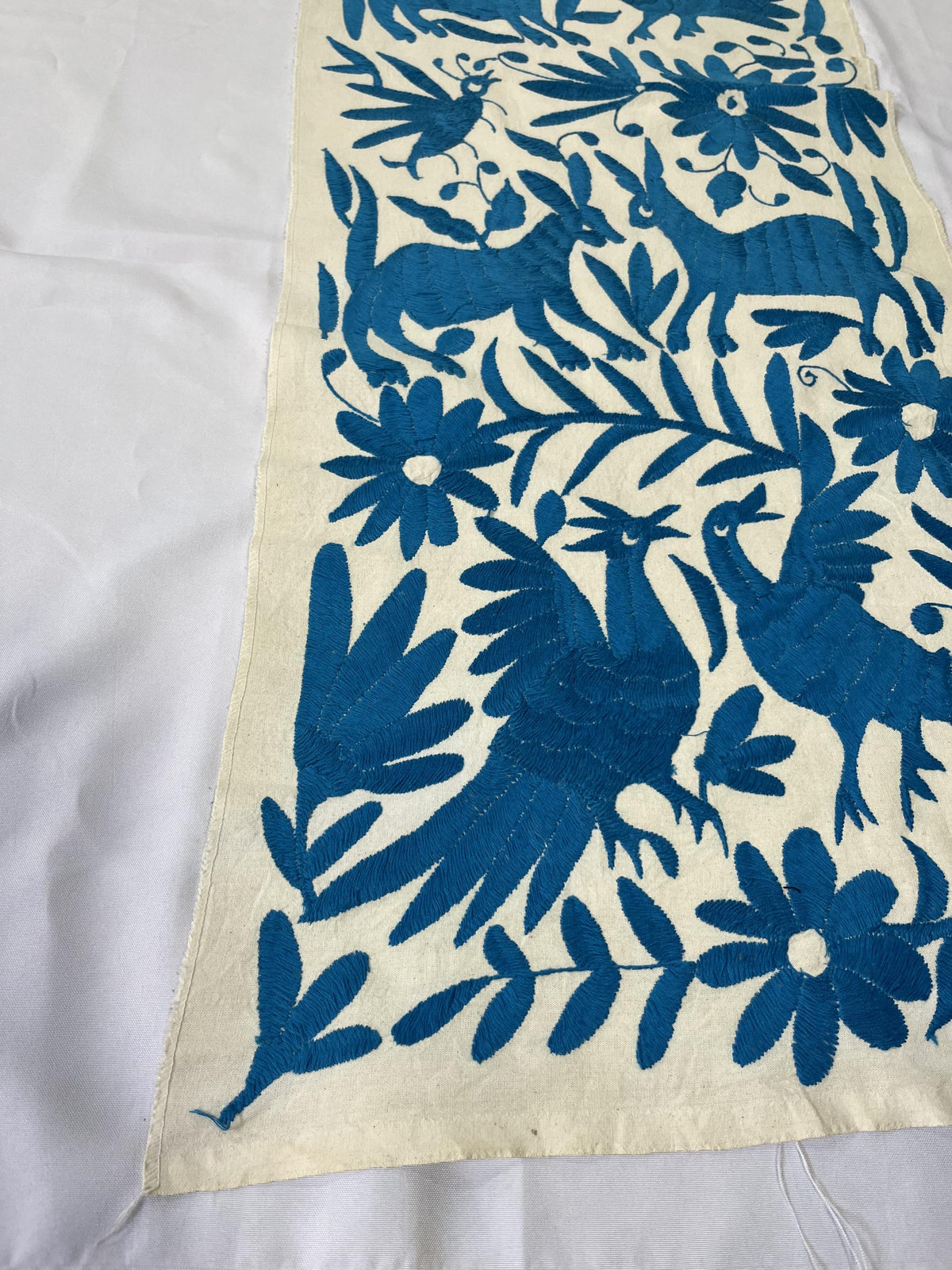 Enorme Bordado Otomi Hecho a Mano en Color Azul Turquesa, Textil Mexicano/Otomi en Formato Vertical XXL 189 cm x 43 cm