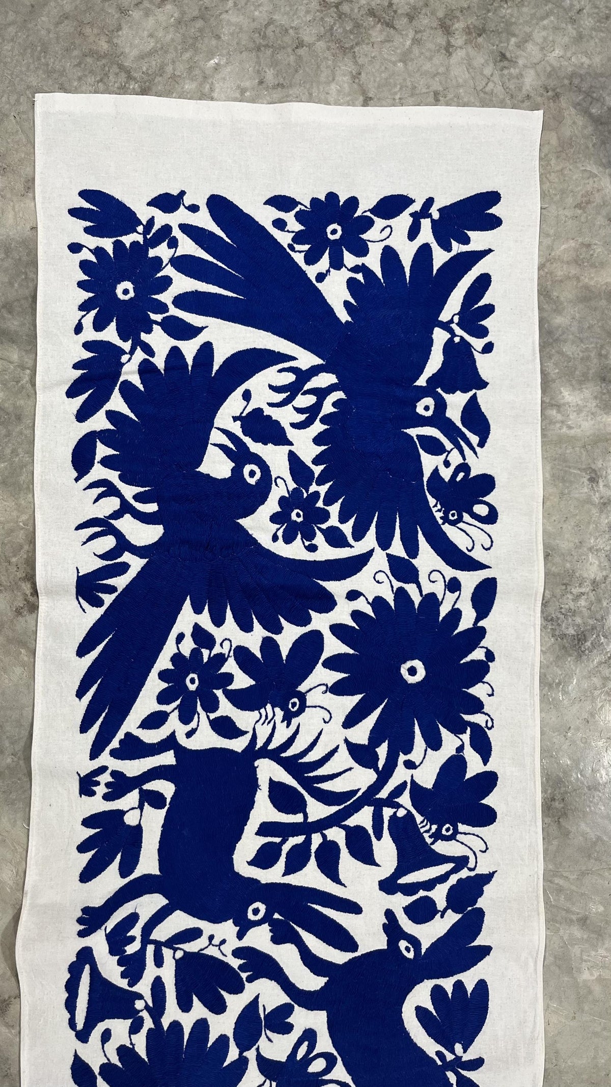 Bordado Otomi Hecho a Mano en Color Azul Marino, Tapizado Otomi Horizontal, Textil Mexicano XXL 190 cm x 44 cm (SIN MARCO) Flores y Aves.
