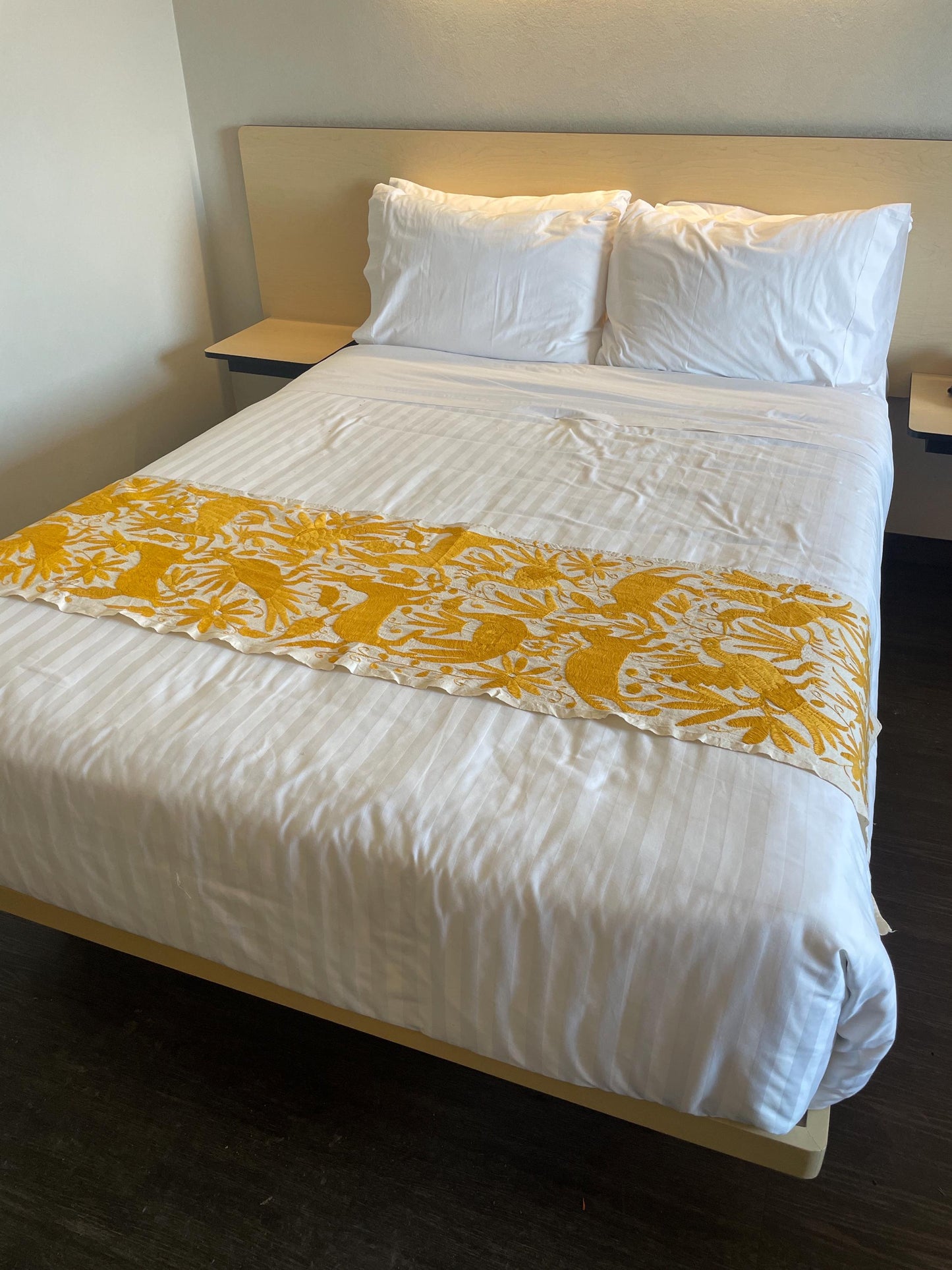 Gran Bordado Tenango Hecho a Mano en Color Amarillo, Camino de Mesa/Tapizado Otomi XXL 178 cm x 46 cm (SIN MARCO)