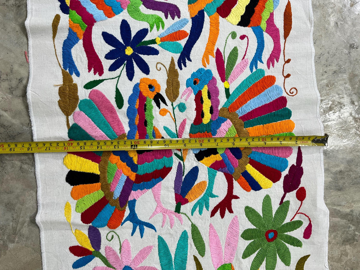 Bordado Otomi Hecho y Bordado a Mano en Multicolor-Tapizados Tenangos/Camino de Mesa  XXL 190 cm x 45 cm