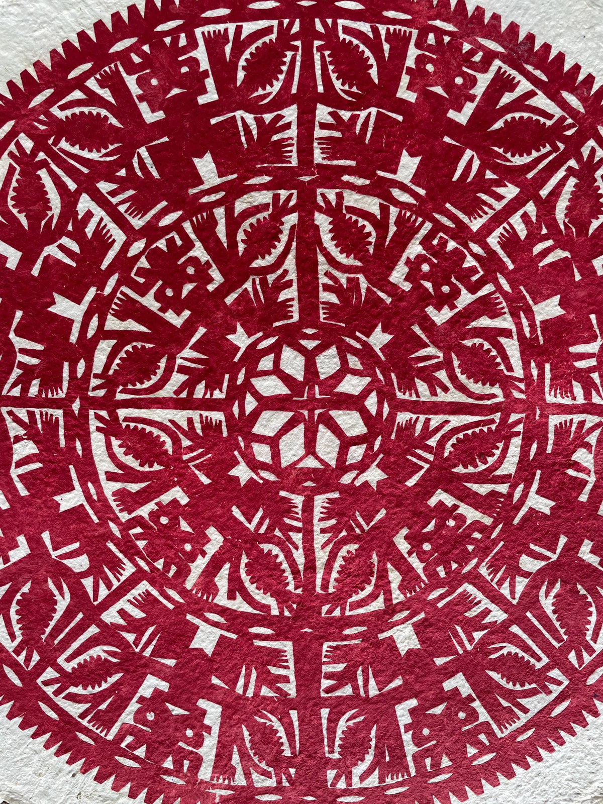 Arte Mural Mexicano Moderno en Papel Amate Hecho a Mano,  Arte Tejido de 28 in x 28 in con Papel Picado Color Rojo (SIN MARCO)