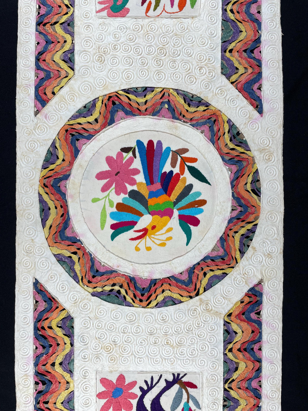 Arte Mural Mexicano en Papel Amate con Bordado de Tenango Hecho a Mano- 47,2 x 15,7 -Arte Otomí Teñido (SIN MARCO)