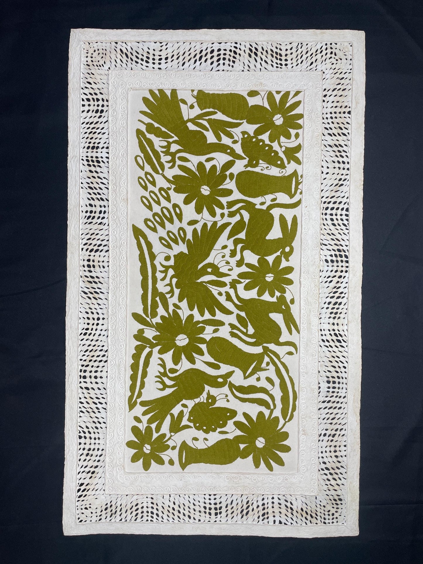Enorme Arte Mural Mexicano en Papel Amate y Bordado Tenango Hecho a Mano-Arte Otomi Moderno en Horizontal XXL 47.2 in x 27.5 in (SIN MARCO)
