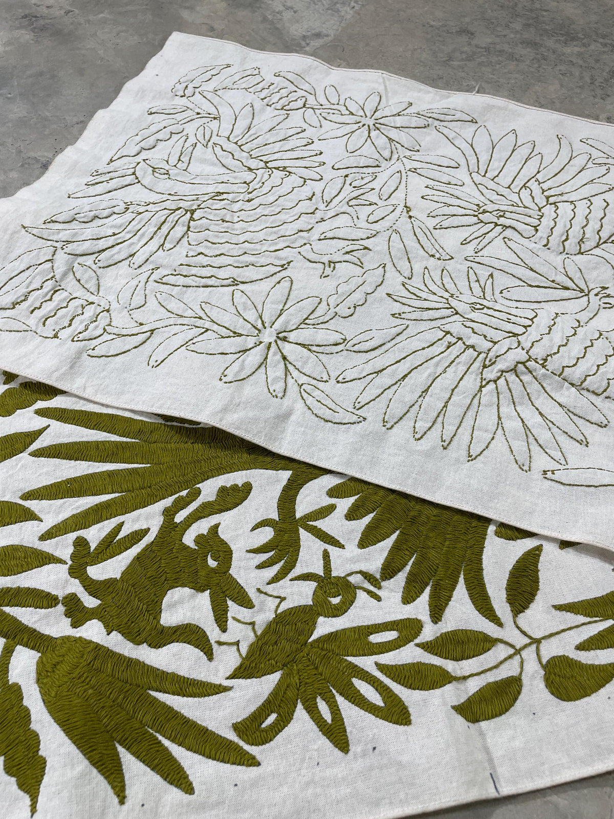 Enorme Bordado Tenango Hecho a Mano en Color Verde Olivo, Camino de Mesa/Tapizado Otomi, XXL 191 cm x 45 cm (Sin Marco) PIEZA ÚNICA.