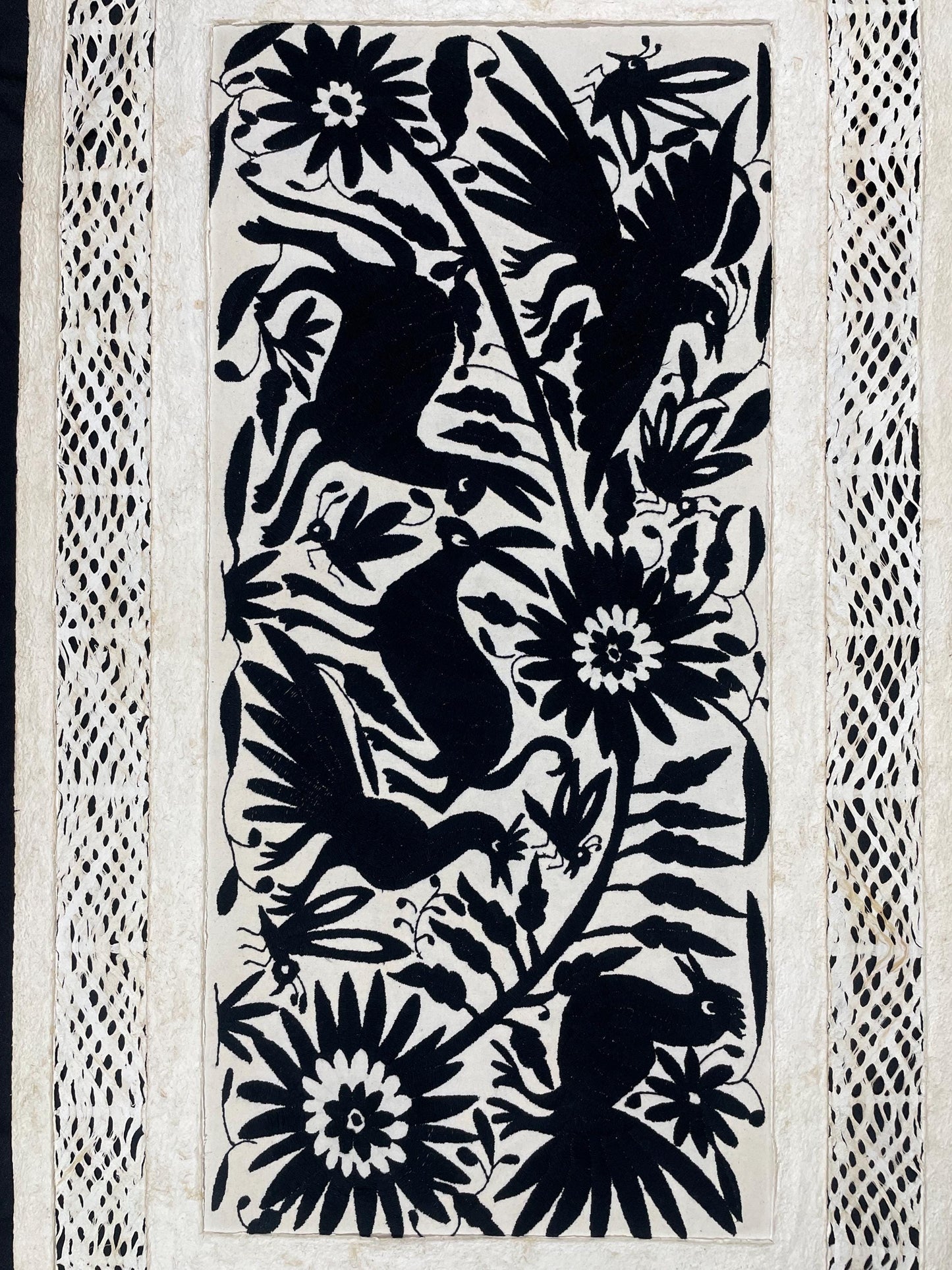 Enorme Arte Mural Mexicano en Papel Amate con Bordado Tenango Hecho A Mano en Color Negro-Arte Otomí Moderno XXL 47.2 X 27.5 (SIN MARCO)