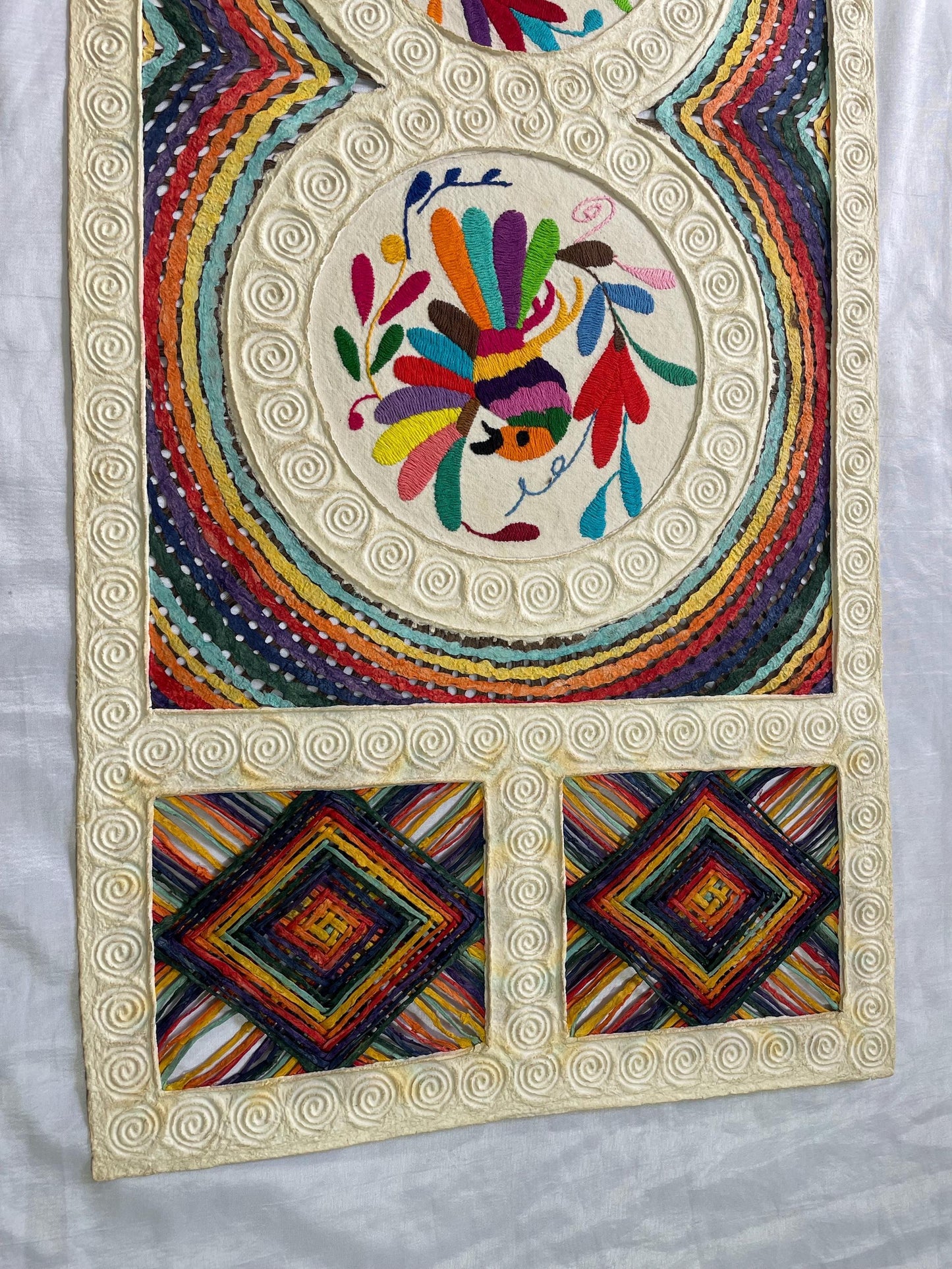 Arte Mural Mexicano En Papel Amate Teñido y Bordado Tenango Hecho a Mano- 47,2 x 15,7 -Arte Otomí Moderno (SIN MARCO)