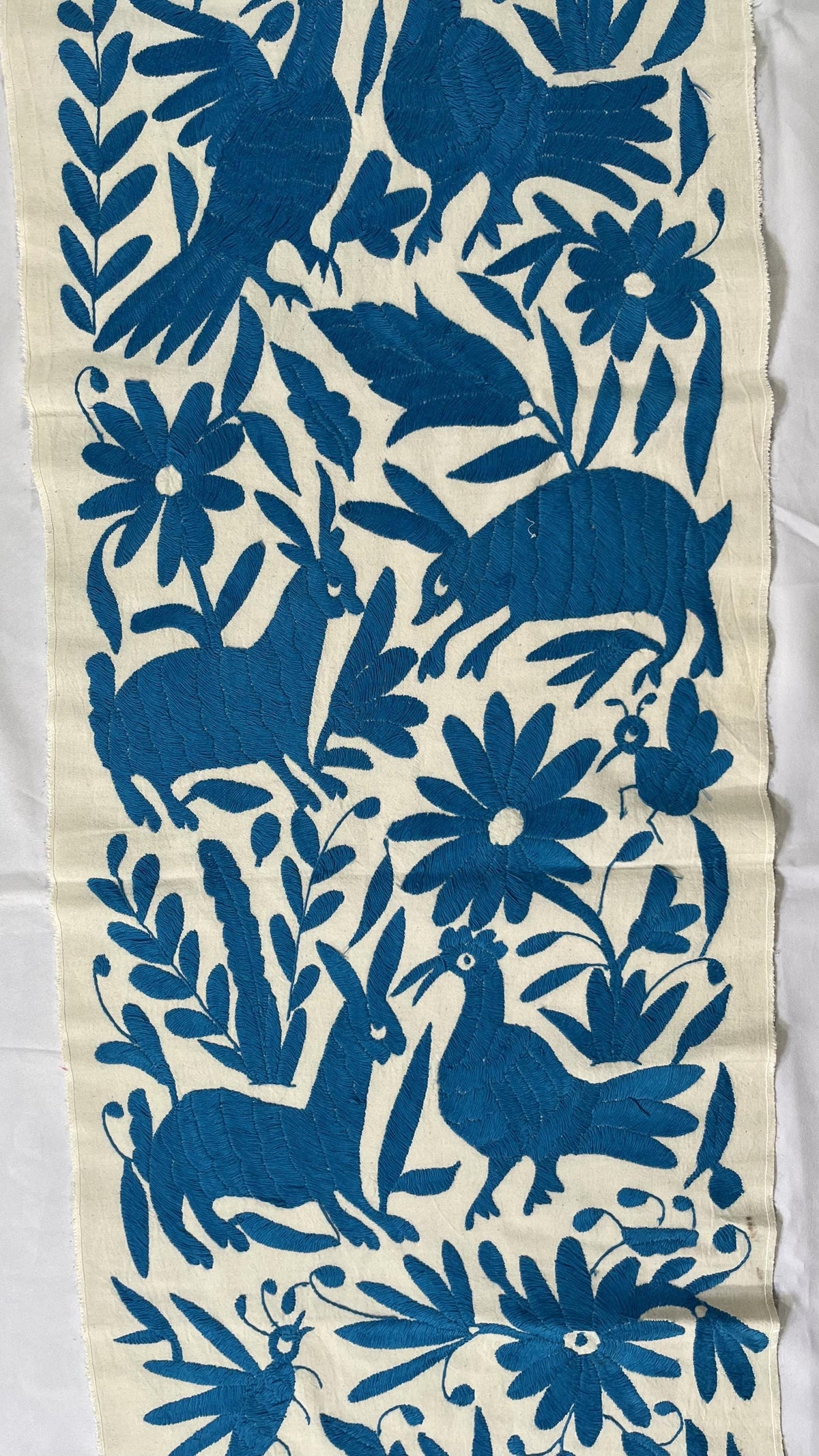 Enorme Bordado Otomi Hecho a Mano en Color Azul Turquesa, Textil Mexicano/Otomi en Formato Vertical XXL 189 cm x 43 cm
