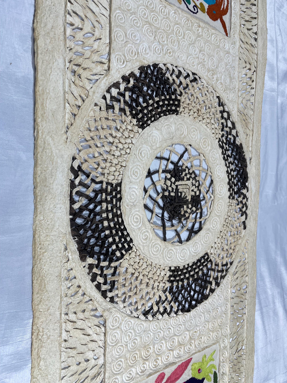 Arte Mural Mexicano en Papel Amate con Bordado de Tenango Hecho a Mano- 120 cm x 40 cm-Arte Bordado Otomí Moderno (SIN MARCO)