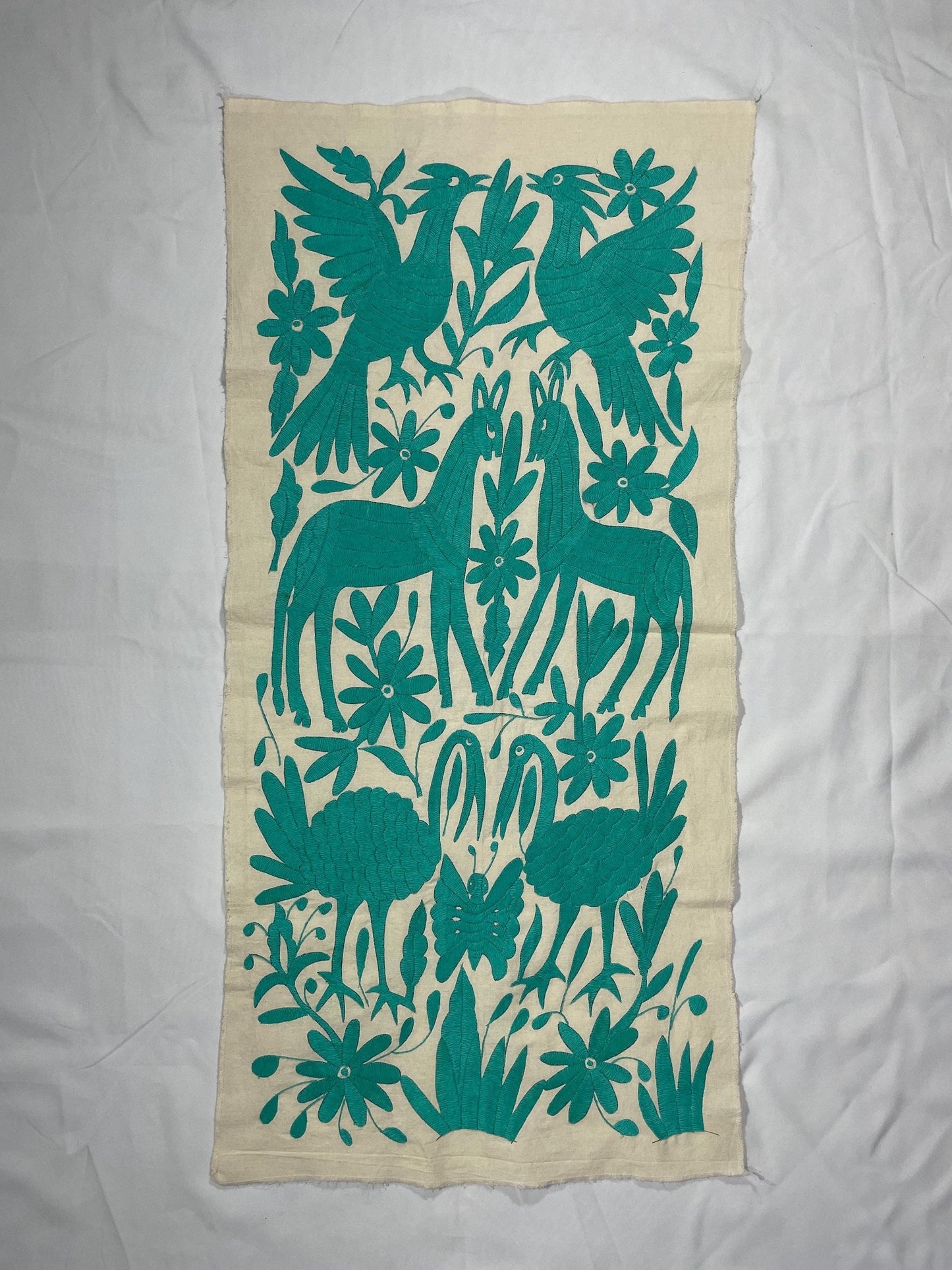 Tapizado Tenango Bordado y Hecho a Mano- Textil Otomi Mexicano Moderno en Color Verde Azulado XL 98 cm x 46 cm(SIN MARCO)
