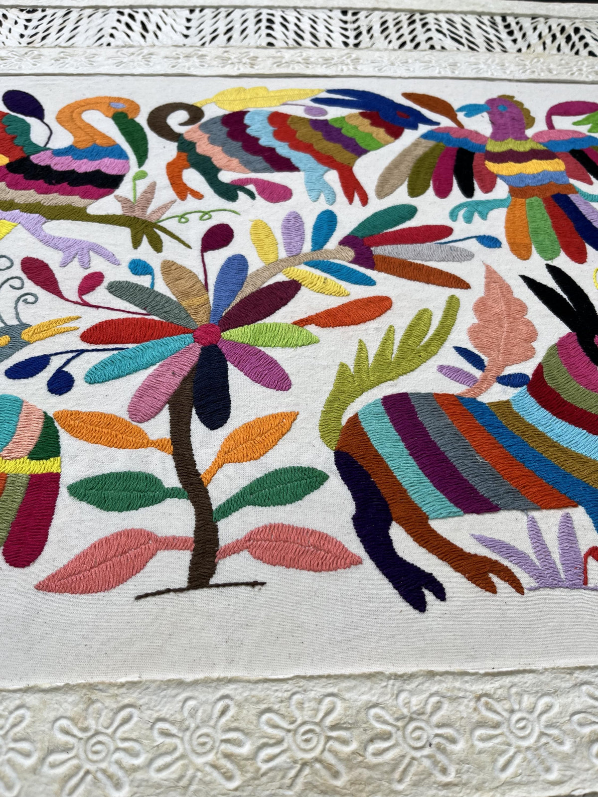 Arte Mural Mexicano Hecho a Mano en Papel Amate y Bordado Tenango-Arte Otomi Moderno en Formato Horizontal XXL 47.2 x 27.5 (SIN MARCO)