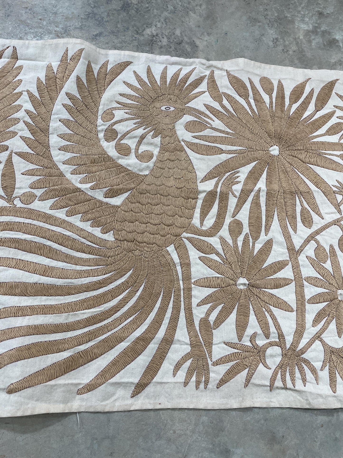 Bordado Otomi Hecho a Mano en Color Beige, Tapizado Otomi Horizontal, Textil Mexicano XXL 189 cm x 43 cm (SIN MARCO) Flores y Aves.