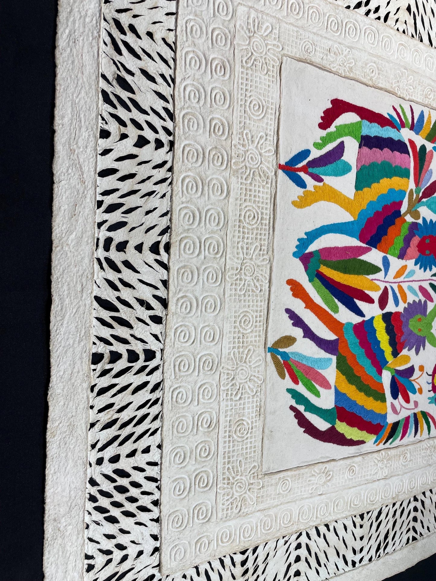 Arte Mural Mexicano Moderno en Papel Amate Y Bordado Tenango Hecho a Mano XL de 28 inx 28 in (SIN MARCO)