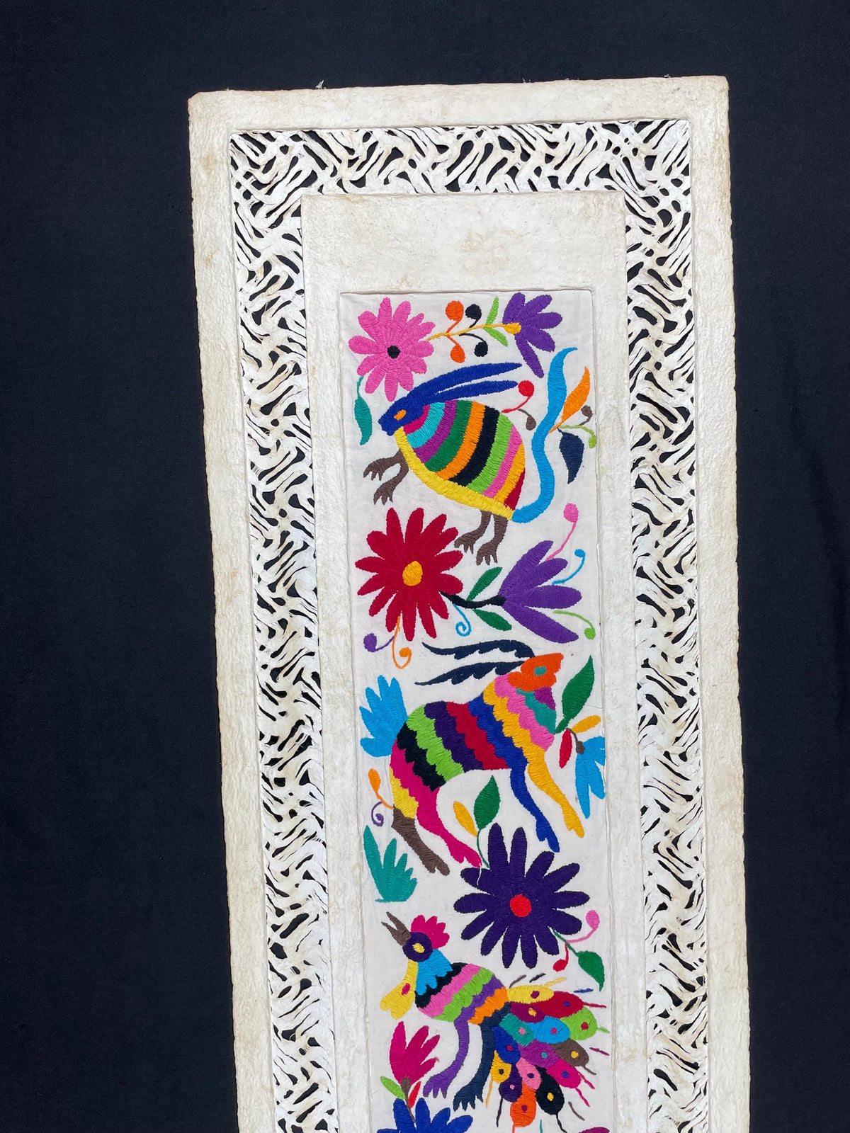 Arte Mural Mexicano en Papel Amate con Bordado de Tenango Hecho a Mano- 120 cm x 40 cm-Arte Bordado Otomí Moderno (SIN MARCO)