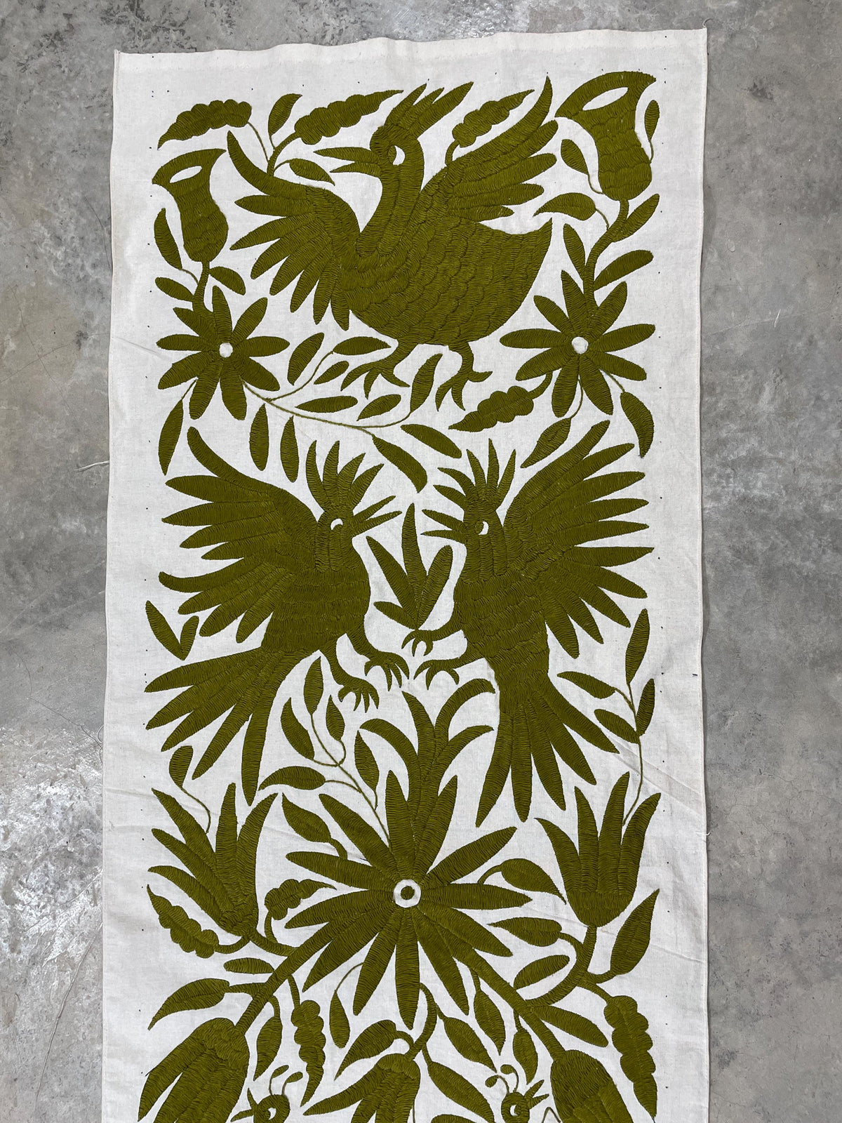 Enorme Bordado Tenango Hecho a Mano en Color Verde Olivo, Camino de Mesa/Tapizado Otomi, XXL 191 cm x 45 cm (Sin Marco) PIEZA ÚNICA.