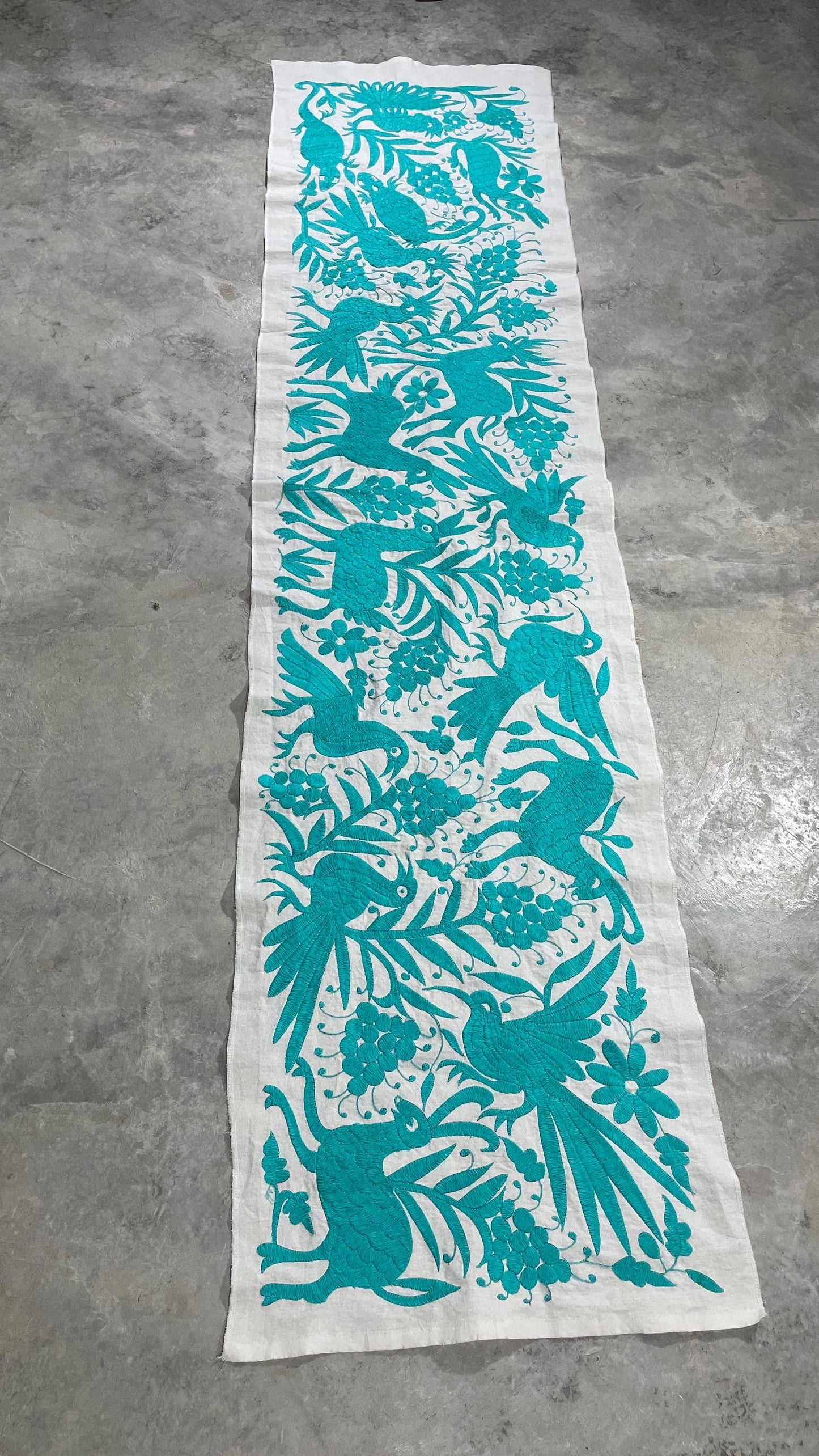 Enorme Bordado Tenango Hecho a Mano en Color Azul, Camino de Mesa Otomi, Tapizado Bordado XXL 189 cm x 46 cm  (Sin Marco) PIEZA ÚNICA.