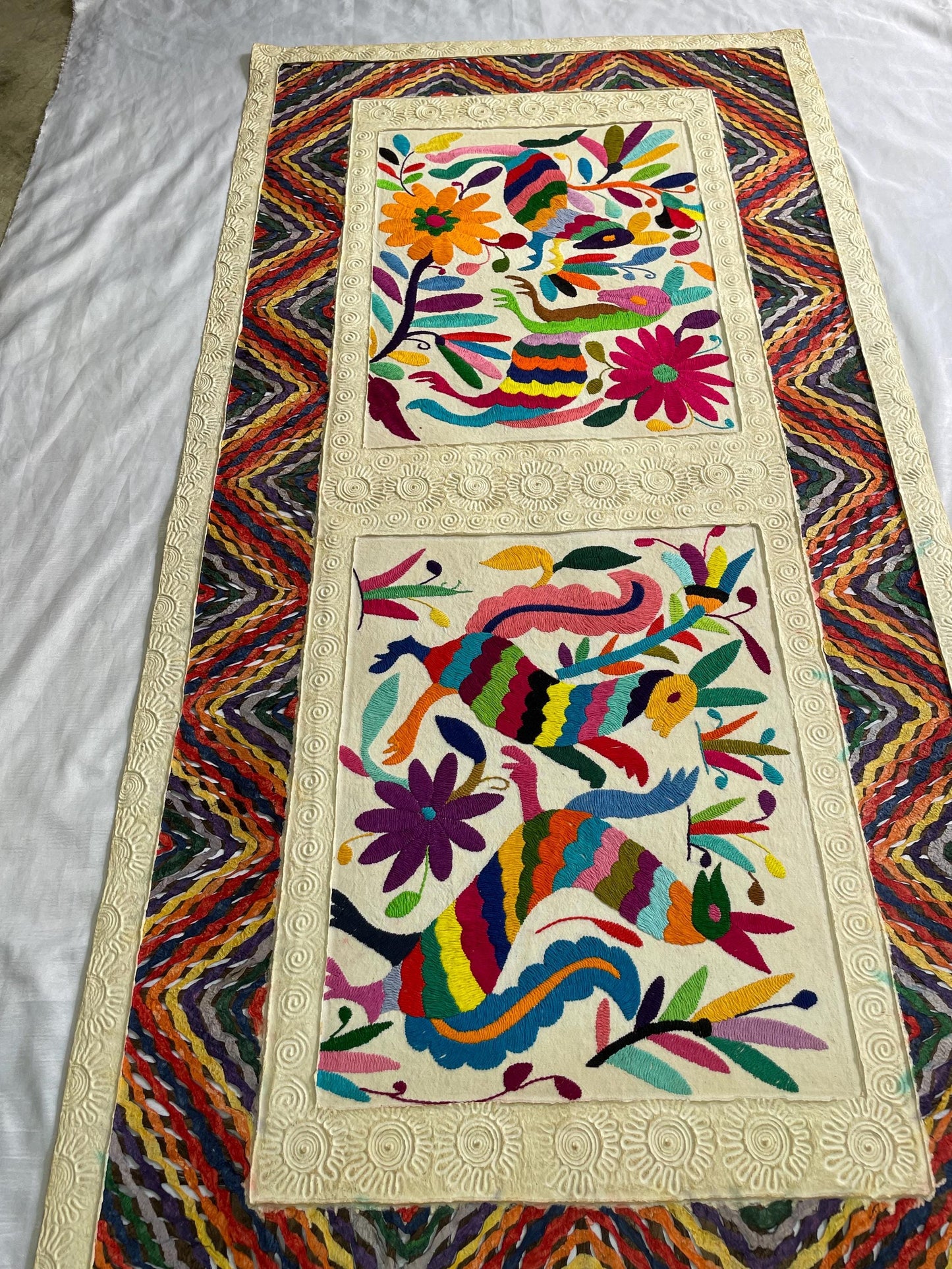 Arte Mural Mexicano en Papel Amate Teñido y Bordado Tenango Hecho A Mano - Arte Decorativo Moderno XXL de 47.2 in X 23.6 in (SIN MARCO)