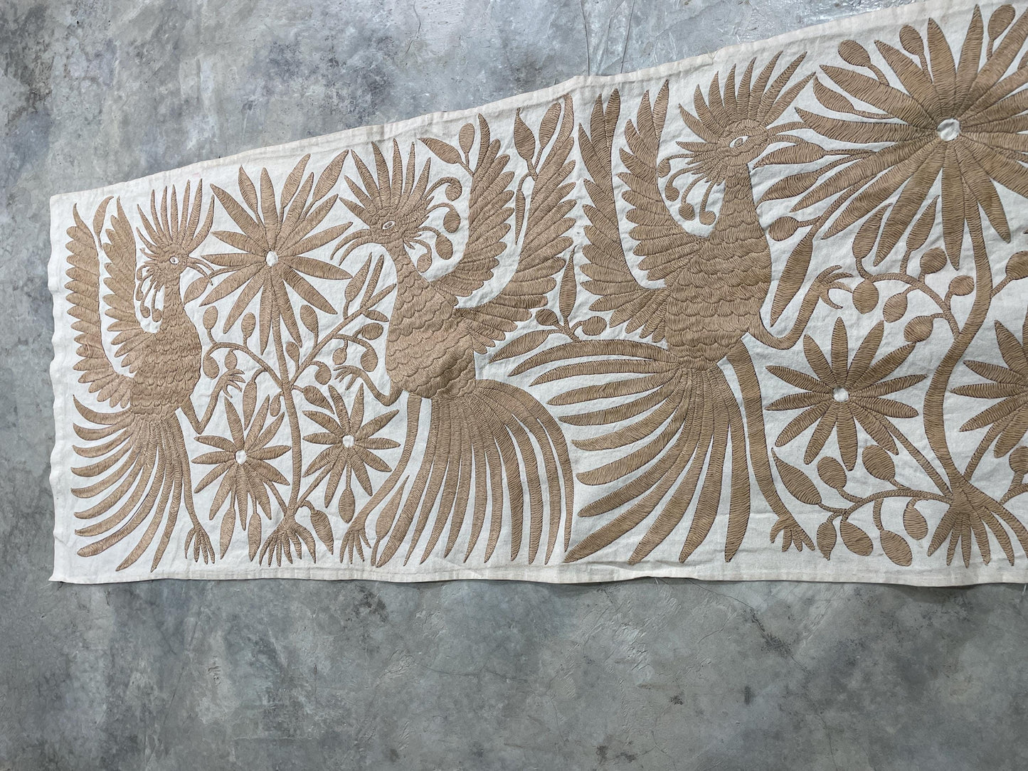 Bordado Otomi Hecho a Mano en Color Beige, Tapizado Otomi Horizontal, Textil Mexicano XXL 189 cm x 43 cm (SIN MARCO) Flores y Aves.