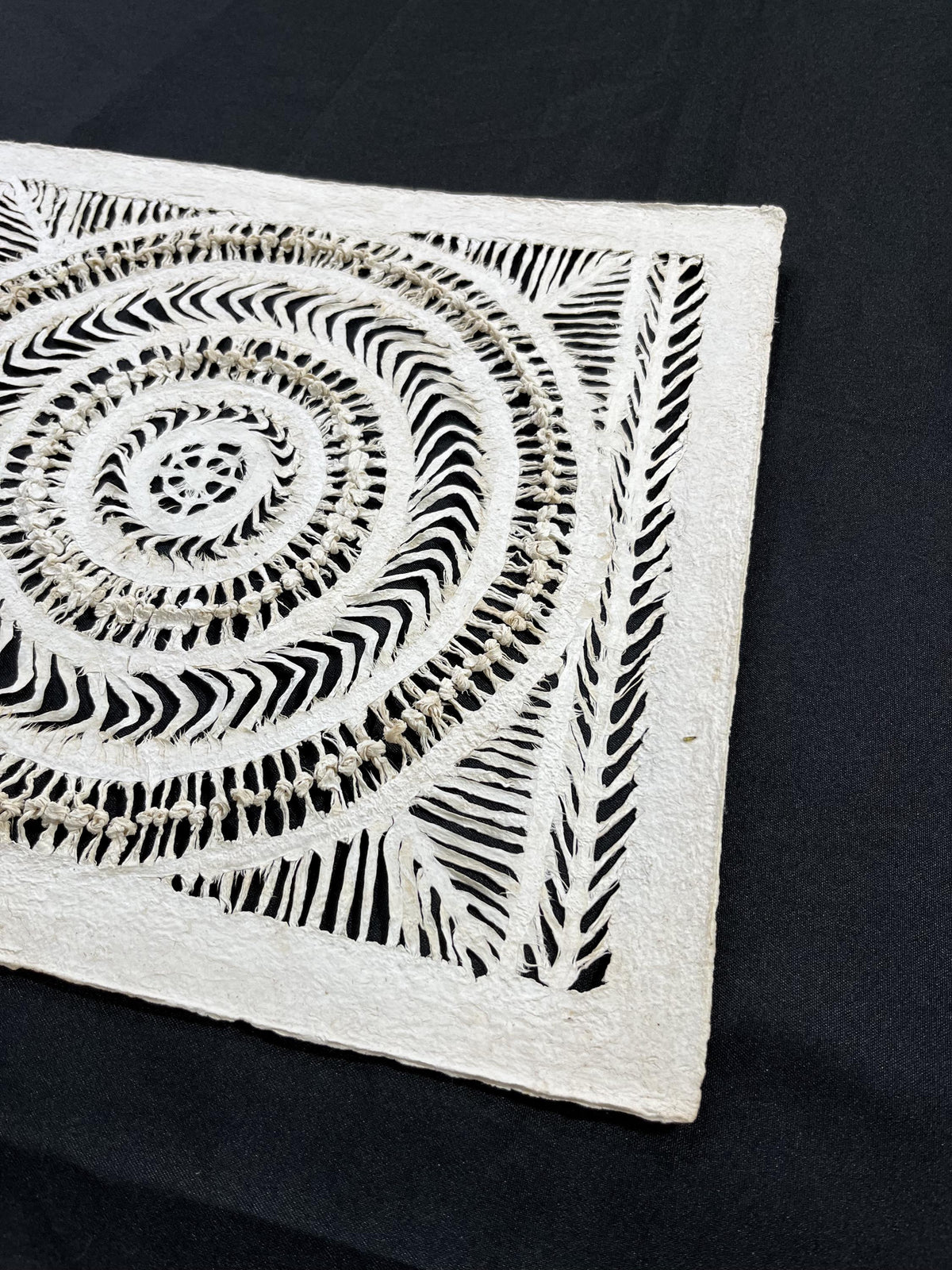 Arte Mural Mexicano en Papel Amate Hecho a Mano– Arte Mexicano Moderno Color Blanco 47.2 x 15.2 (SIN MARCO)-Nudos de Corteza