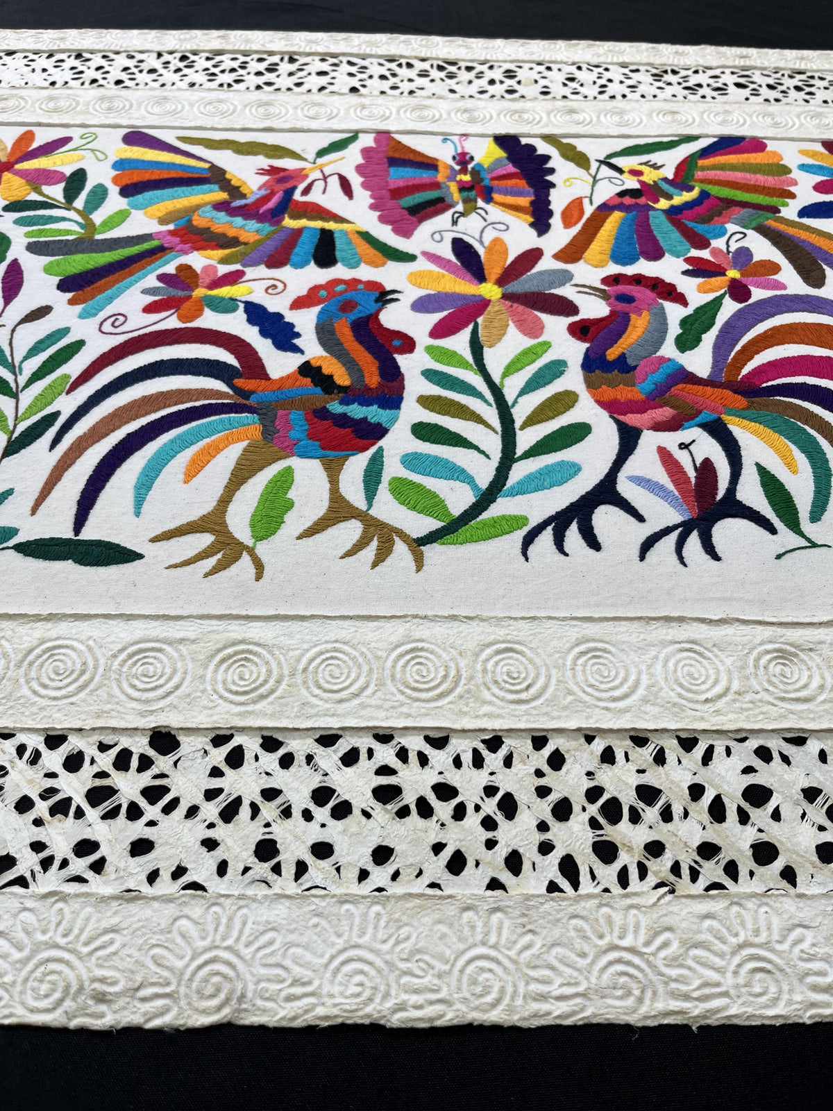 Arte Mural Mexicano en Papel Amate y Bordado Tenango Hecho A Mano - Arte de Pared Moderno XXL de 47.2 in X 27.5 in (SIN MARCO)