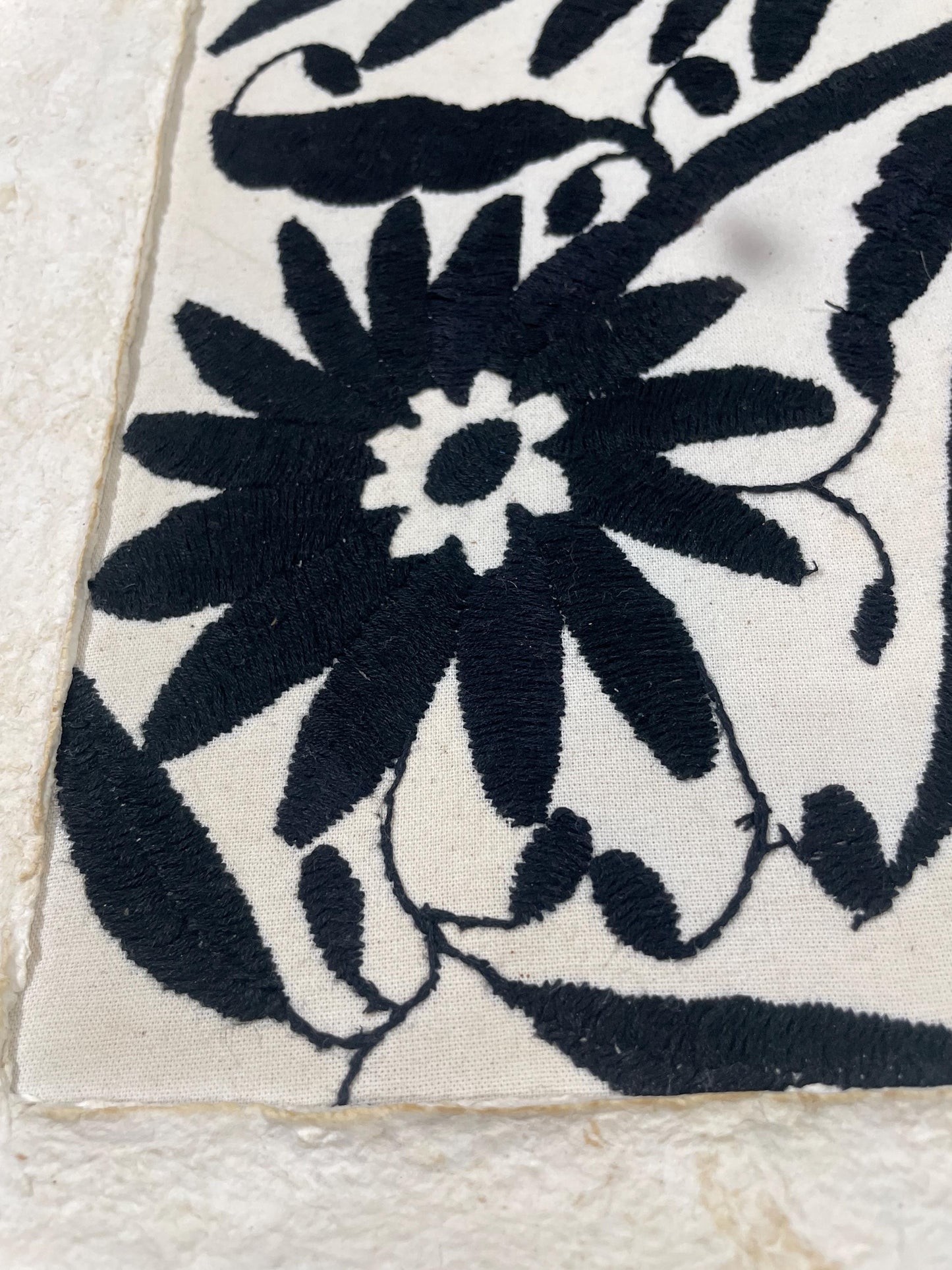 Enorme Arte Mural Mexicano en Papel Amate con Bordado Tenango Hecho A Mano en Color Negro-Arte Otomí Moderno XXL 47.2 X 27.5 (SIN MARCO)