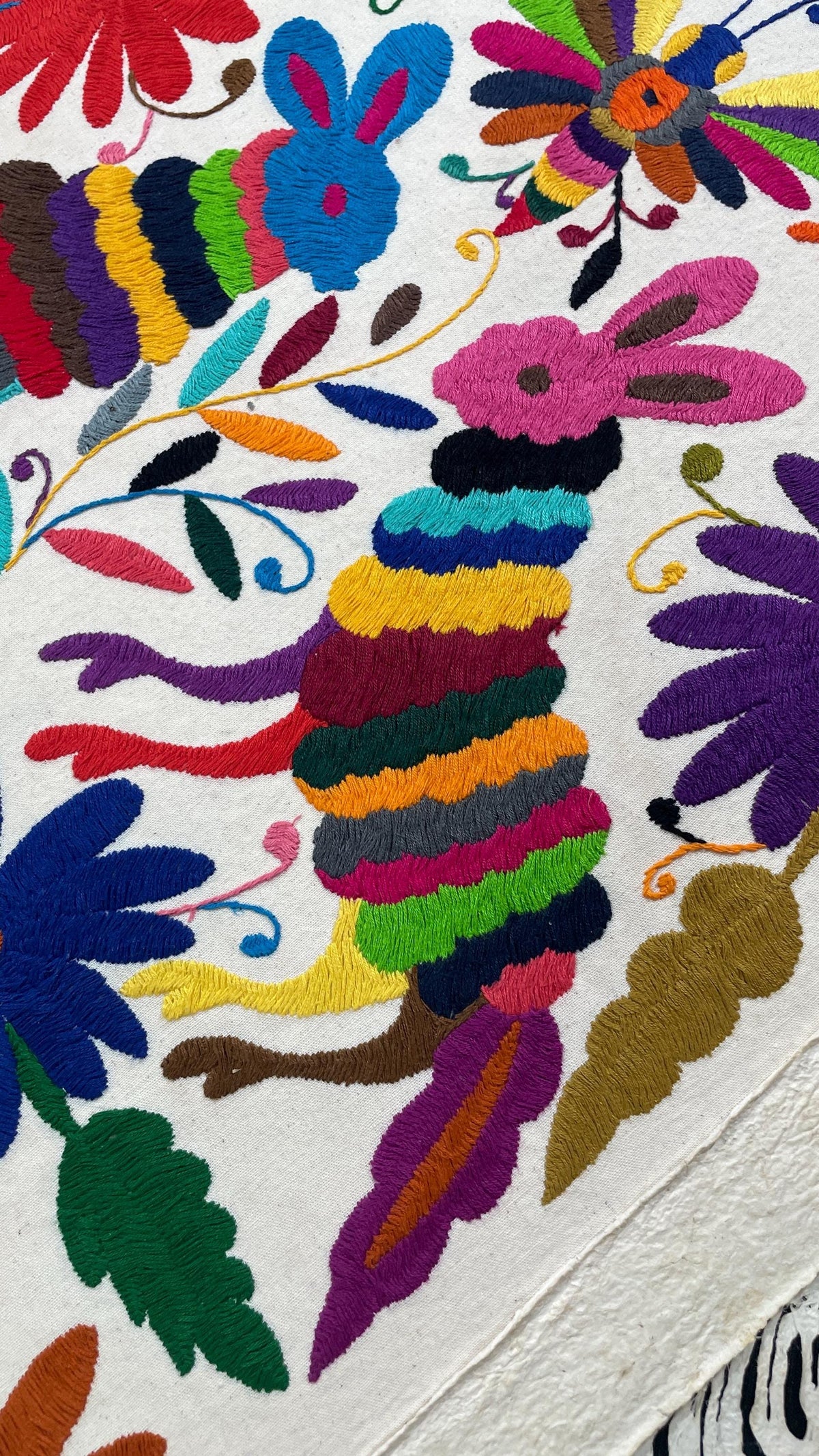 Enorme Arte Mural Mexicano en Papel Amate y Bordado Tenango Hecho a Mano-Arte Otomi Moderno XXL 47.2 in x 27.5 in (SIN MARCO)