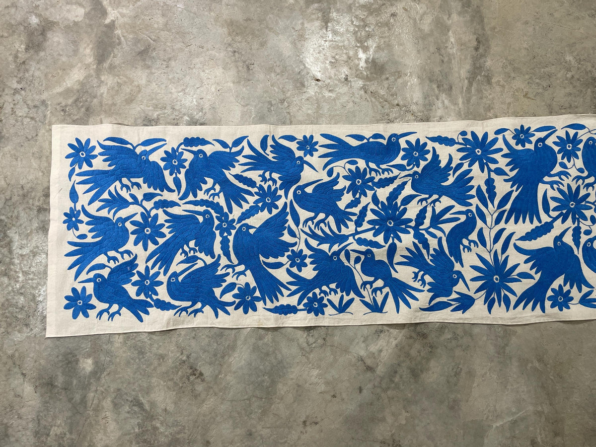 Bordado Tenango Hecho a Mano en Color Azul, Tapizado Otomi Horizontal, Textil Mexicano XXL 189 cm x 44 cm (SIN MARCO) Flores y Pájaros