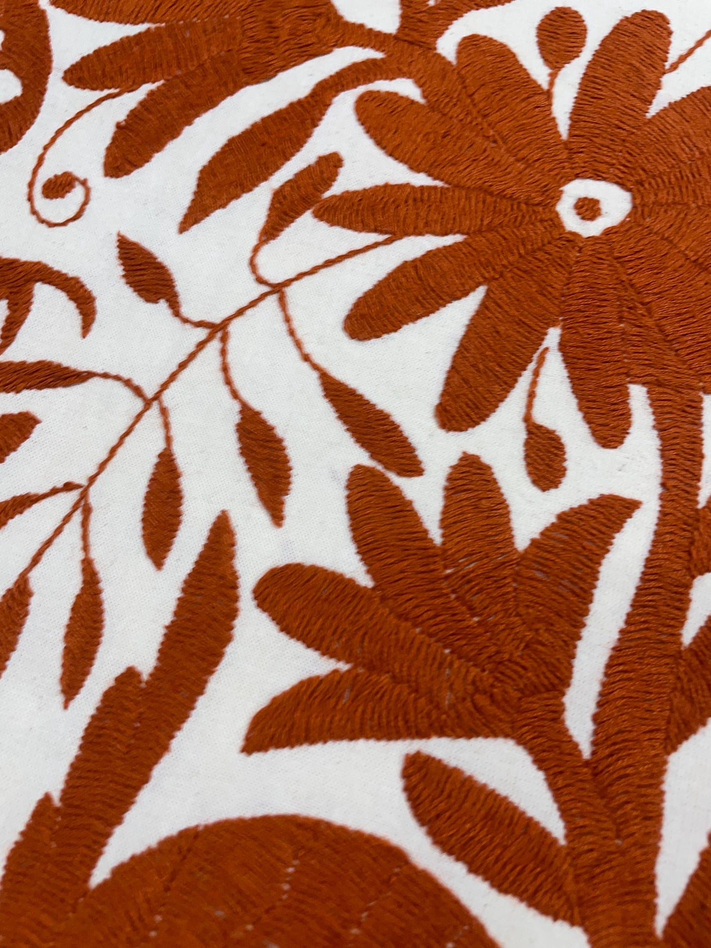 Enorme Arte Mural Mexicano en Papel Amate y Bordado Tenango Hecho a Mano-Arte Otomi Moderno Color Ladrillo XXL 47.2 in x 27.5 in (SIN MARCO)