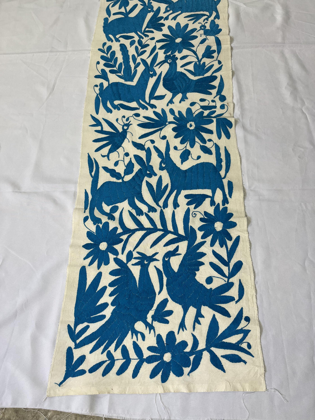 Enorme Bordado Otomi Hecho a Mano en Color Azul Turquesa, Textil Mexicano/Otomi en Formato Vertical XXL 189 cm x 43 cm