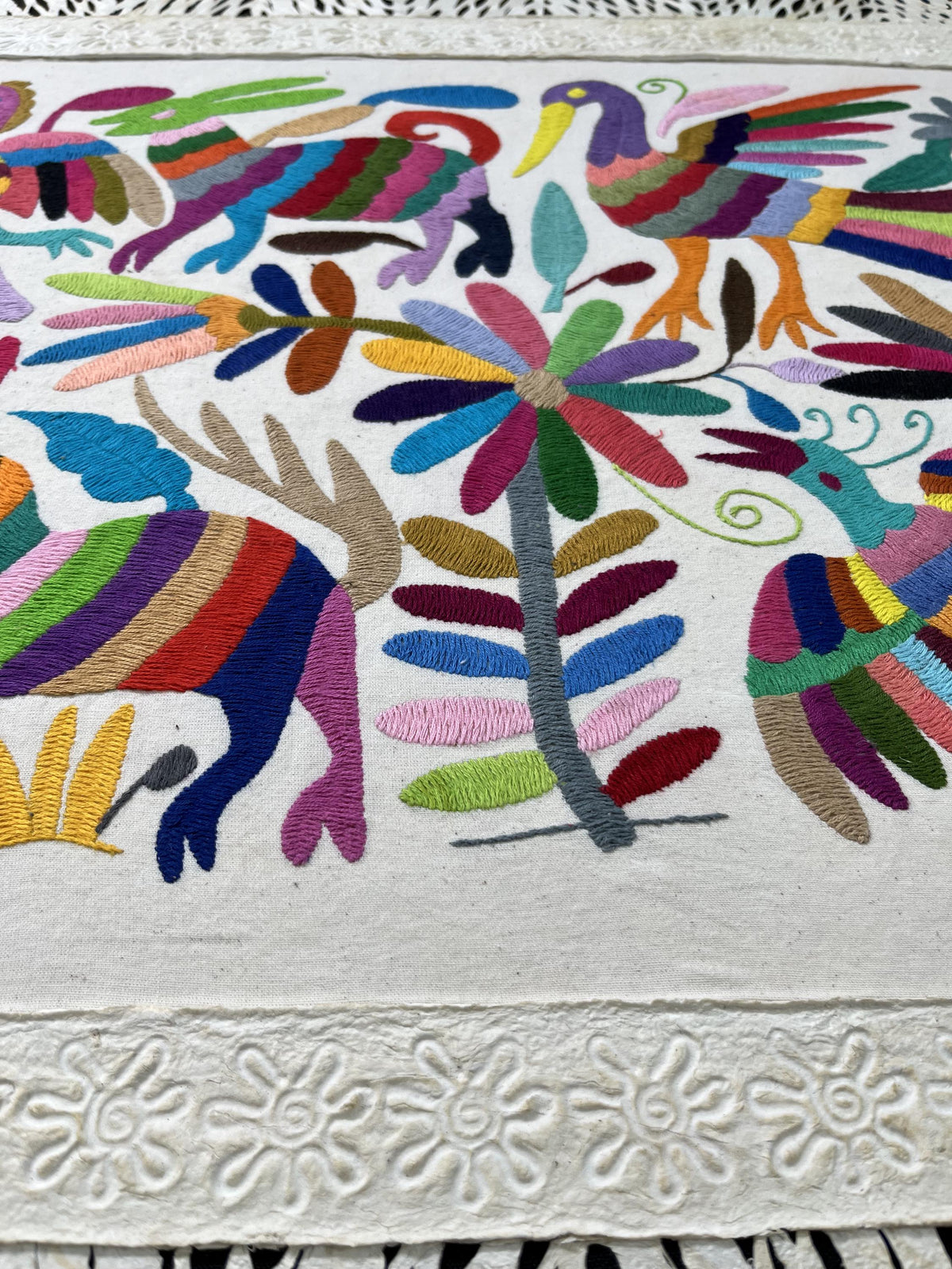 Arte Mural Mexicano Hecho a Mano en Papel Amate y Bordado Tenango-Arte Otomi Moderno en Formato Horizontal XXL 47.2 x 27.5 (SIN MARCO)