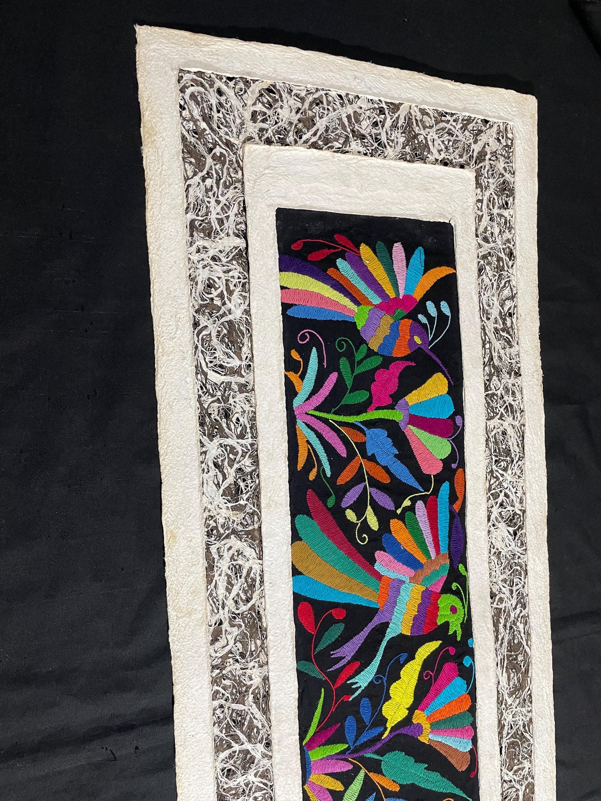 Arte Mural Mexicano en Papel Amate con Bordado de Tenango Hecho a Mano- 47,2 x 15,7-Arte Bordado Otomí Moderno (SIN MARCO)