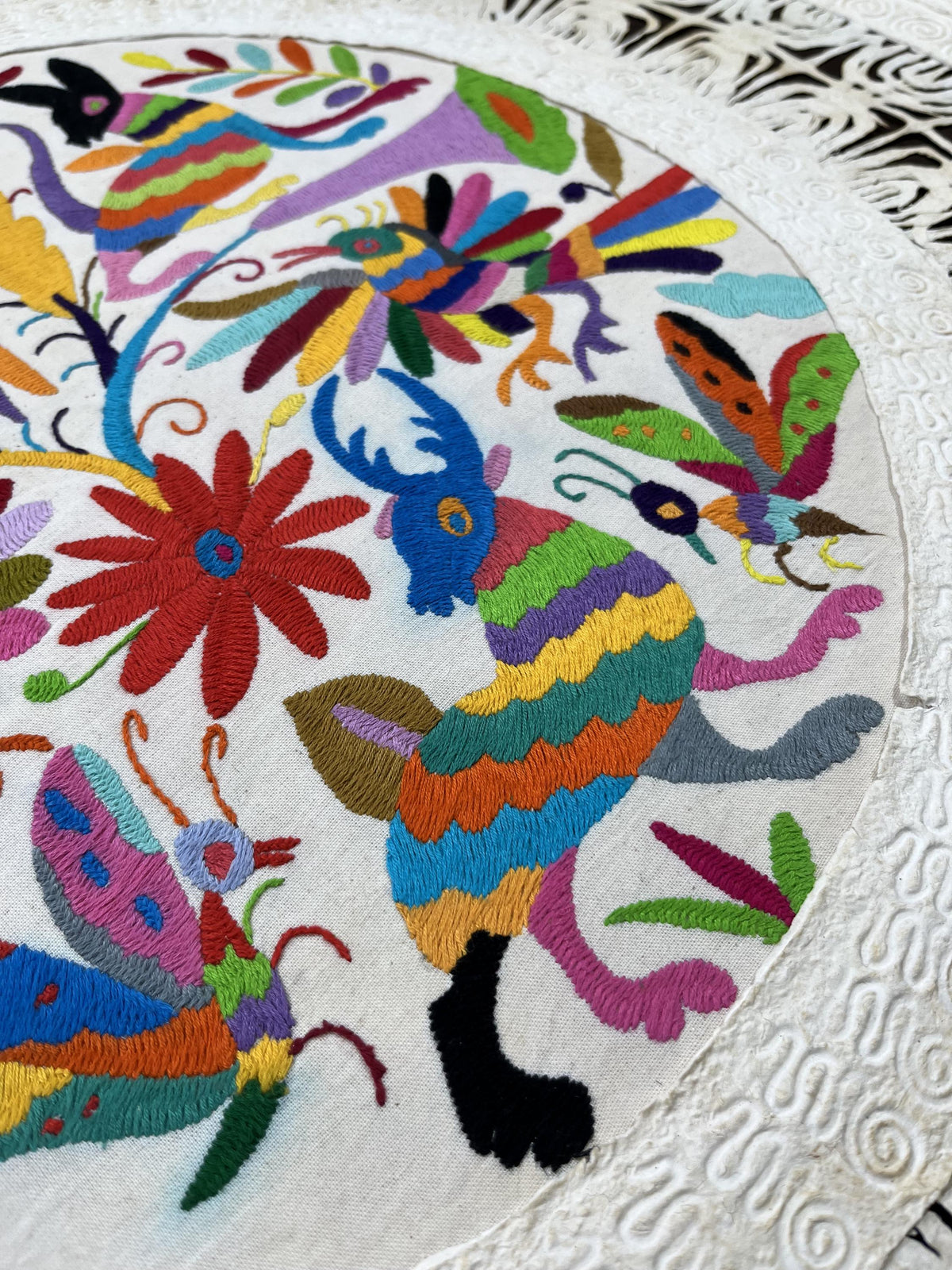 Arte Mural Mexicano en Papel Amate y Bordado Tenango Hecho a Mano-XL 31 x 31 Arte Otomí Moderno (SIN MARCO)