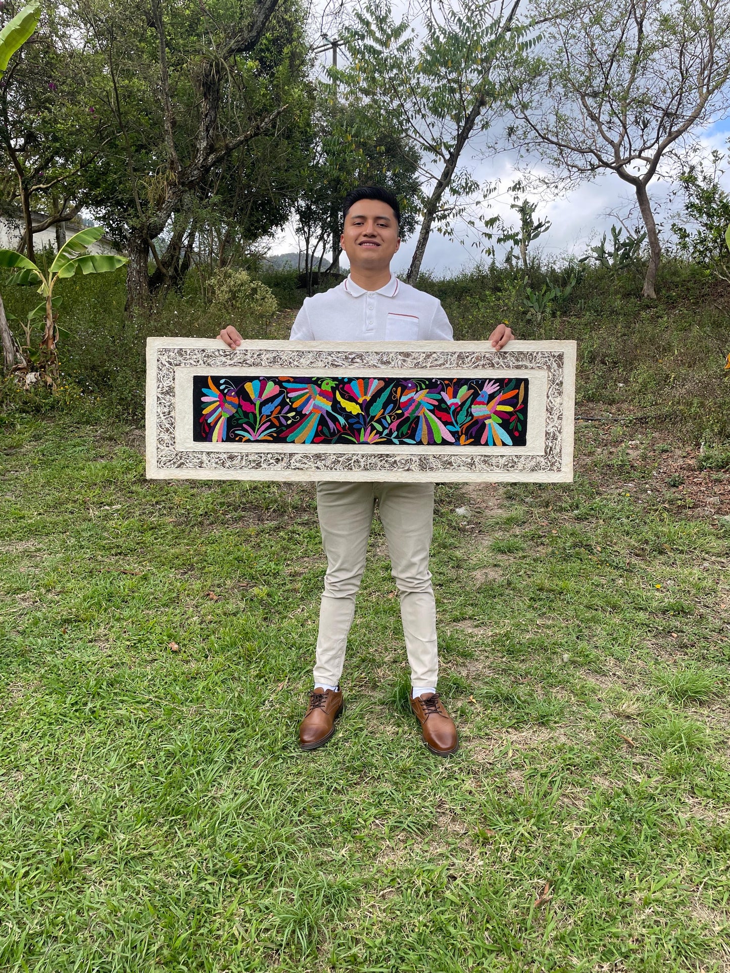 Arte Mural Mexicano en Papel Amate con Bordado de Tenango Hecho a Mano- 47,2 x 15,7-Arte Bordado Otomí Moderno (SIN MARCO)