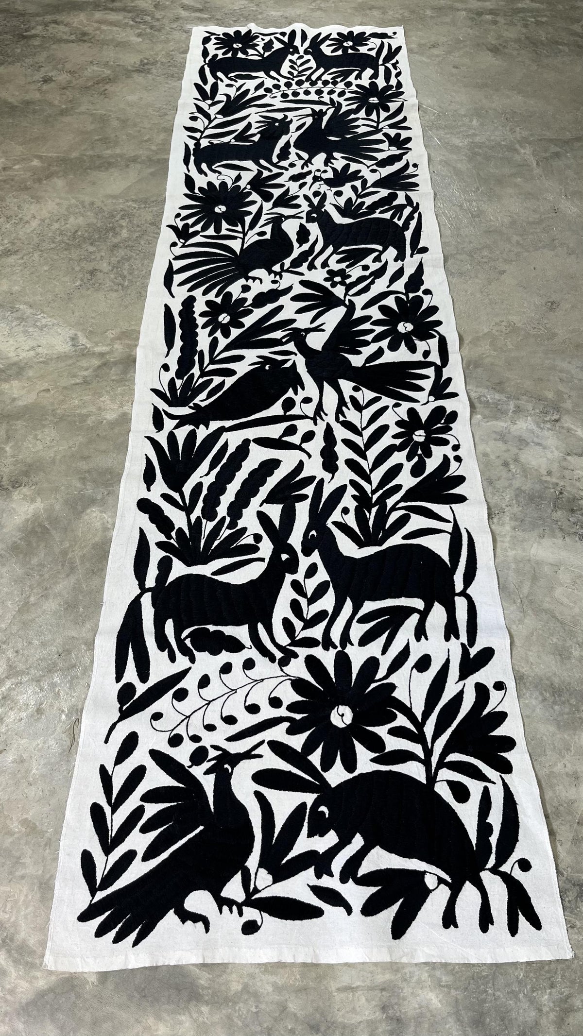 Enorme Bordado Tenango Hecho a Mano en  Color Negro-Tapiz o Camino de Mesa Otomi en Formato Vertical XXL 192 cm x 49 cm-Arte Mexicano