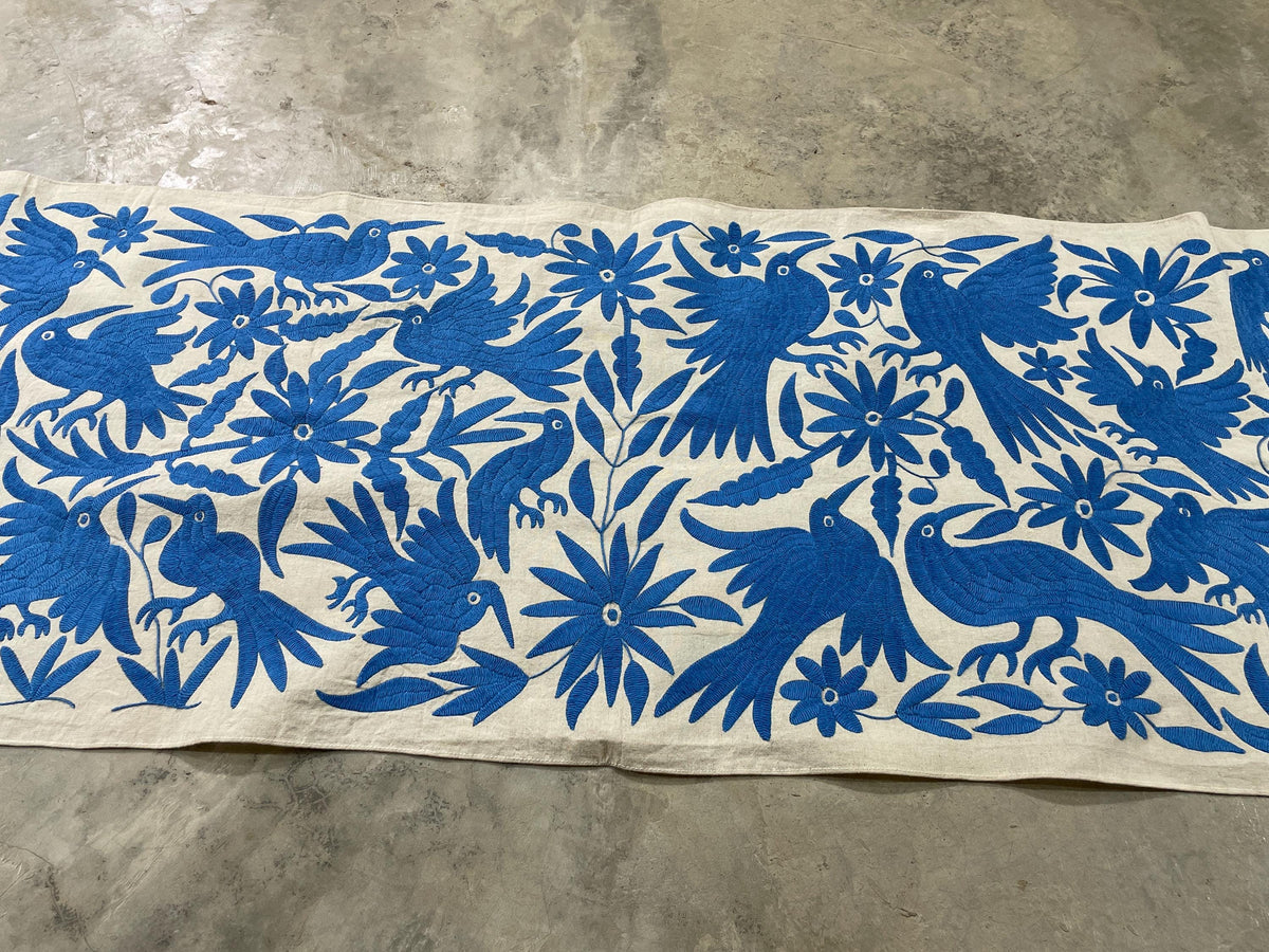 Bordado Tenango Hecho a Mano en Color Azul, Tapizado Otomi Horizontal, Textil Mexicano XXL 189 cm x 44 cm (SIN MARCO) Flores y Pájaros