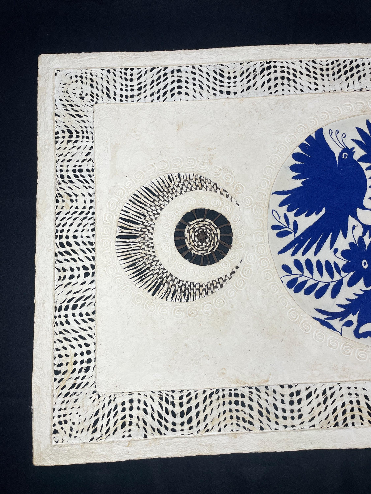 Arte Mural Mexicano en Papel Amate con Bordado Tenango Hecho a Mano 47,2 x 27.5, Arte Otomi en Color Blanco y Azul (SIN MARCO) Media Luna