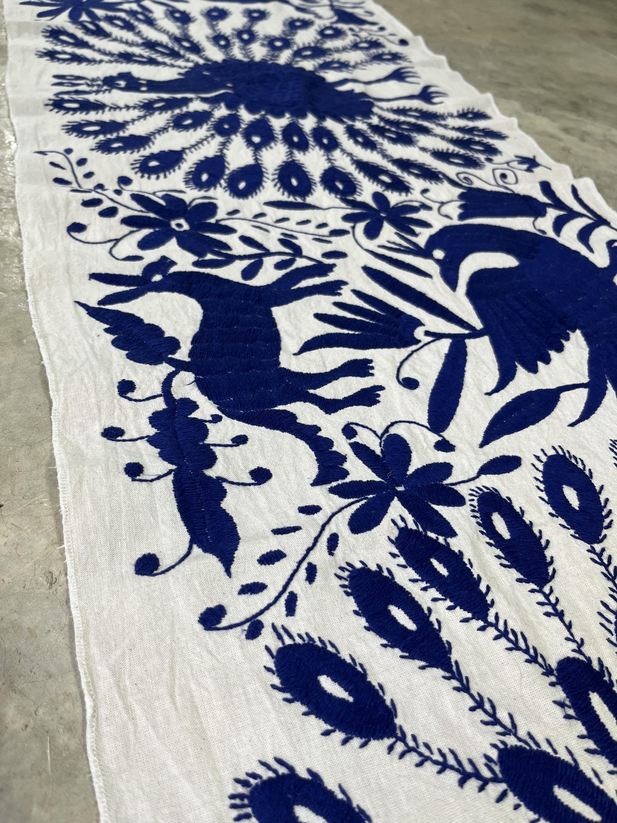 Bordado Tenango Hecho a Mano en Color Azul Marino, Tapizado Otomi XXL de 190 x 45 cm-Arte Mexicano (SIN MARCO)-Aves Pavoreales