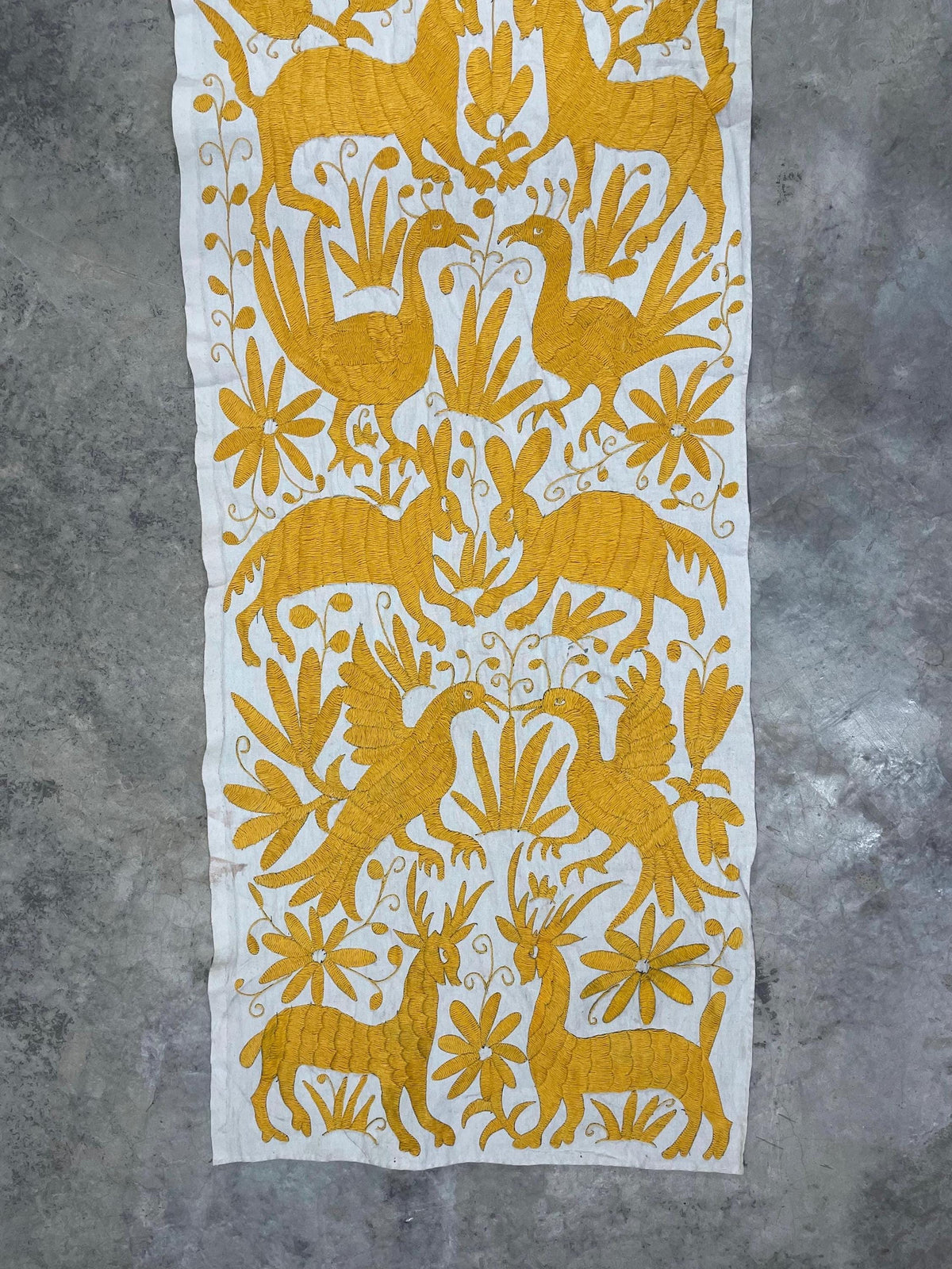 Bordado Tenango Hecho a Mano en Color Amarillo, Camino de Mesa/Tapizado Otomi XXL 178 cm x 46 cm