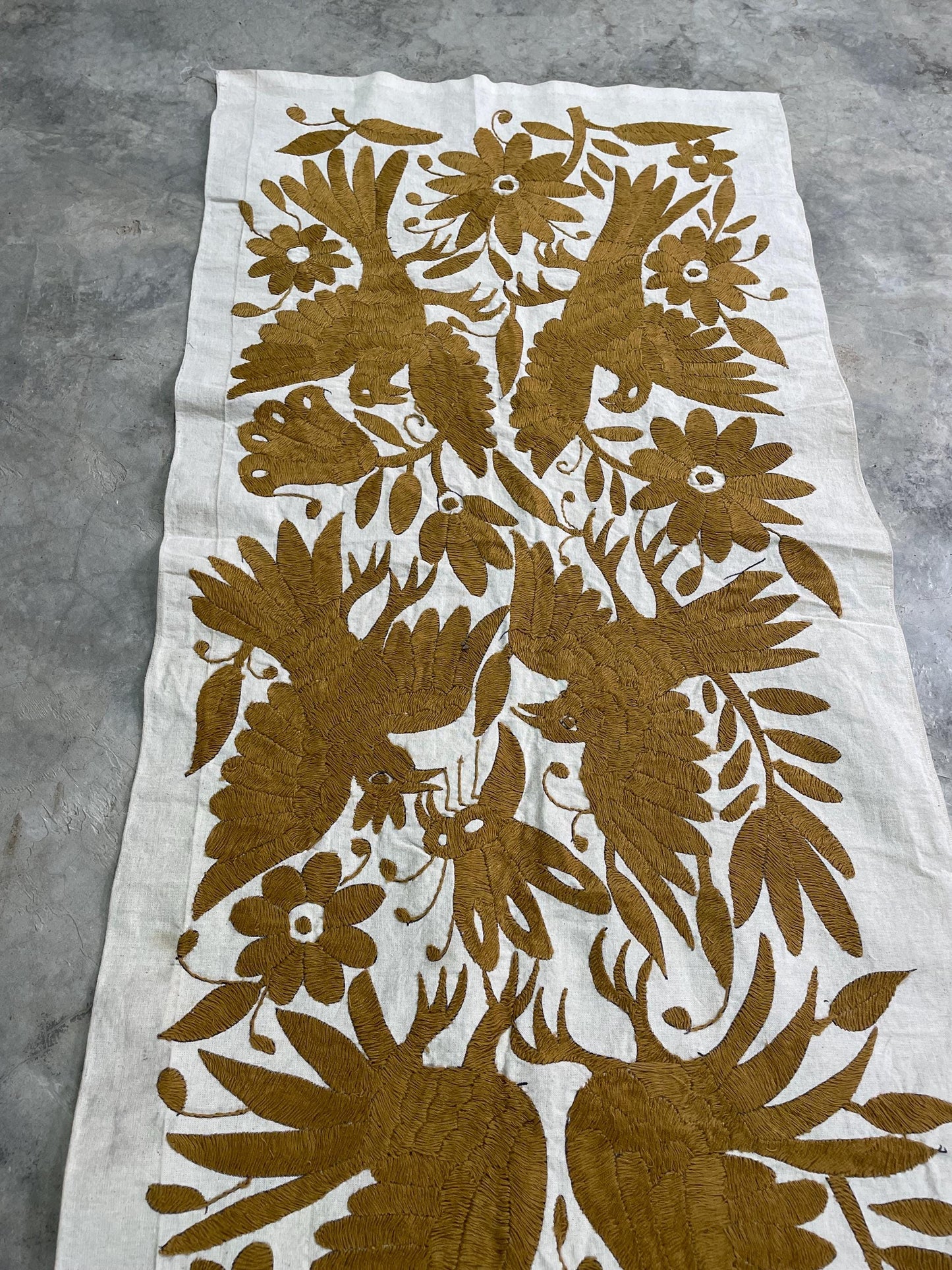 Tapiz Otomi Hecho a Mano en Color Dorado, Gran Bordado Otomi/Tenango XXL 188 cm x 46 cm