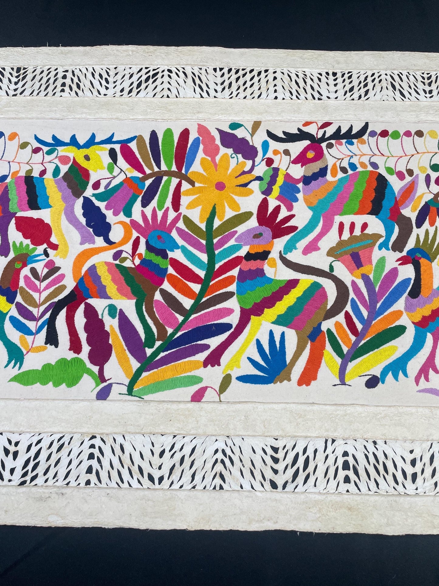 Enorme Arte Mural Mexicano en Papel Amate y Bordado Tenango Hecho a Mano-Arte Otomí Decorativo Moderno XXL 47.2 in x 27.5 in (SIN MARCO)