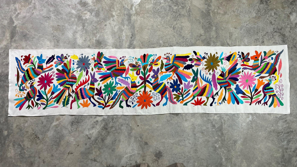Enorme Bordado Tenango Hecho a Mano en Multicolor-Tapizado Otomi XXL 191 cm x 45 cm (SIN MARCO)